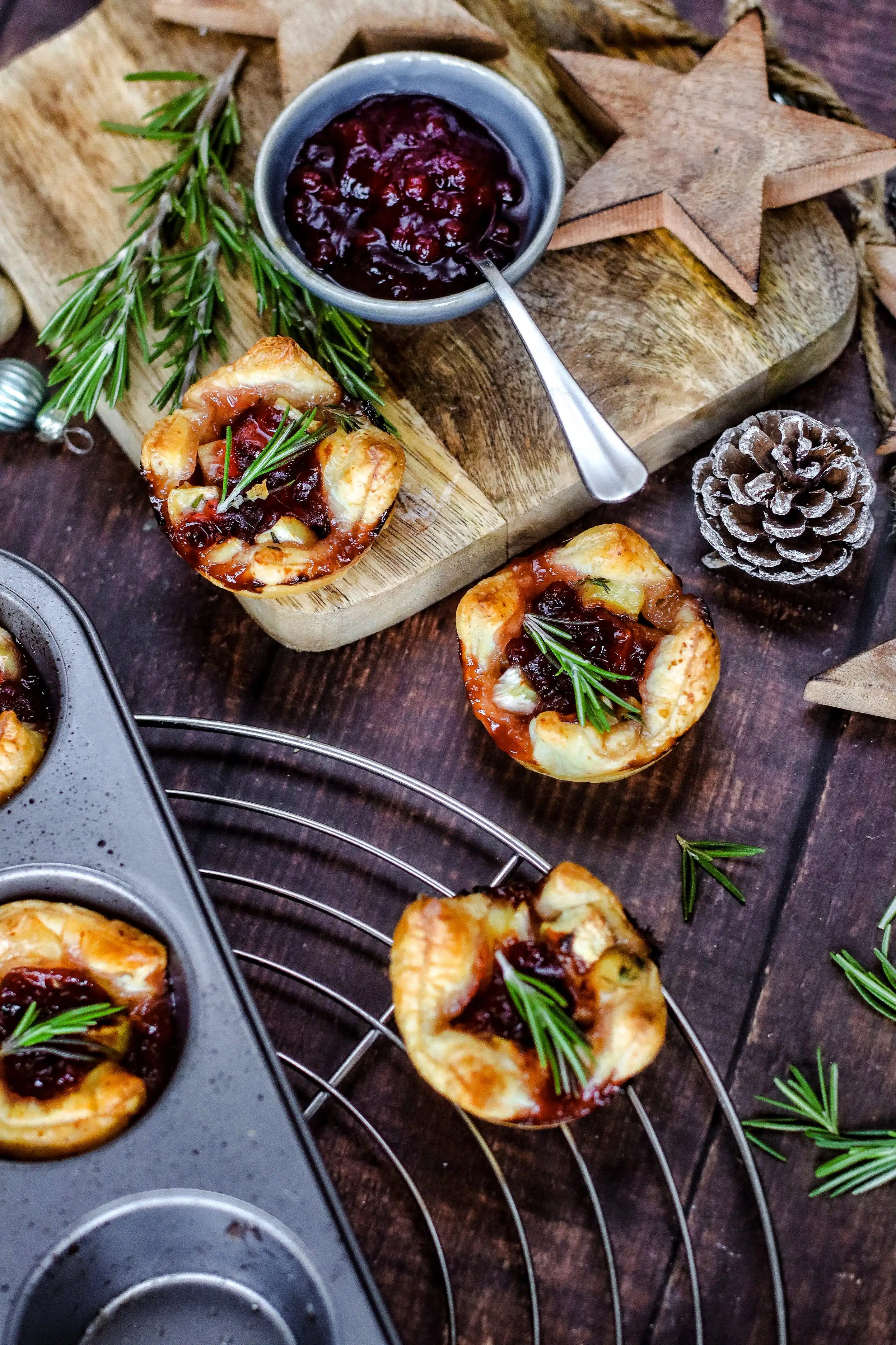 Blätterteigmuffins mit Wild-Preiselbeeren und Brie