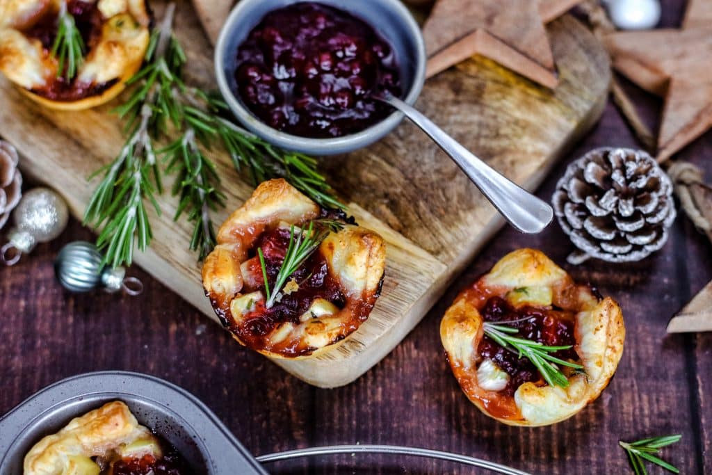 Blätterteigmuffins mit Brie und Preiselbeeren