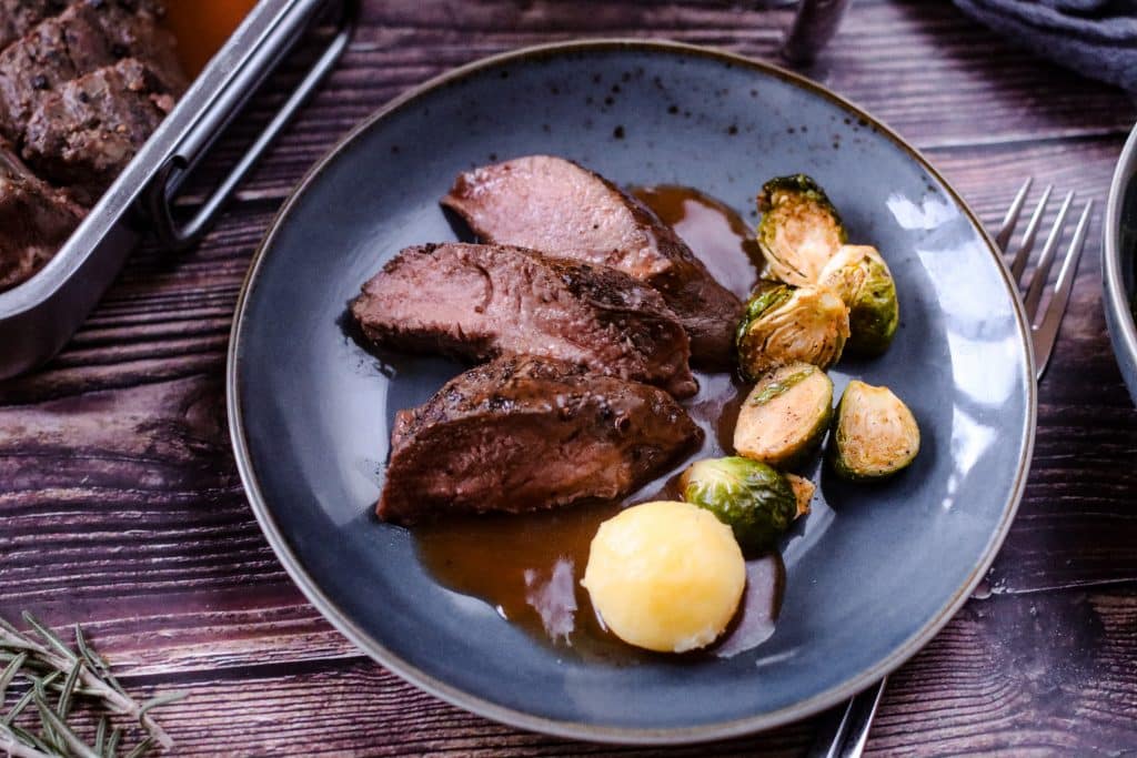 Rehrücken mit leckerer Sauce - perfekter Weihnachtsbraten