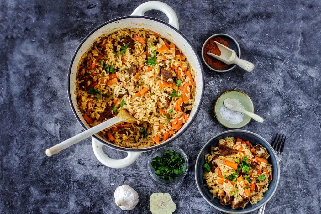 Plov - leckeres Gericht mit Reis und Fleisch
