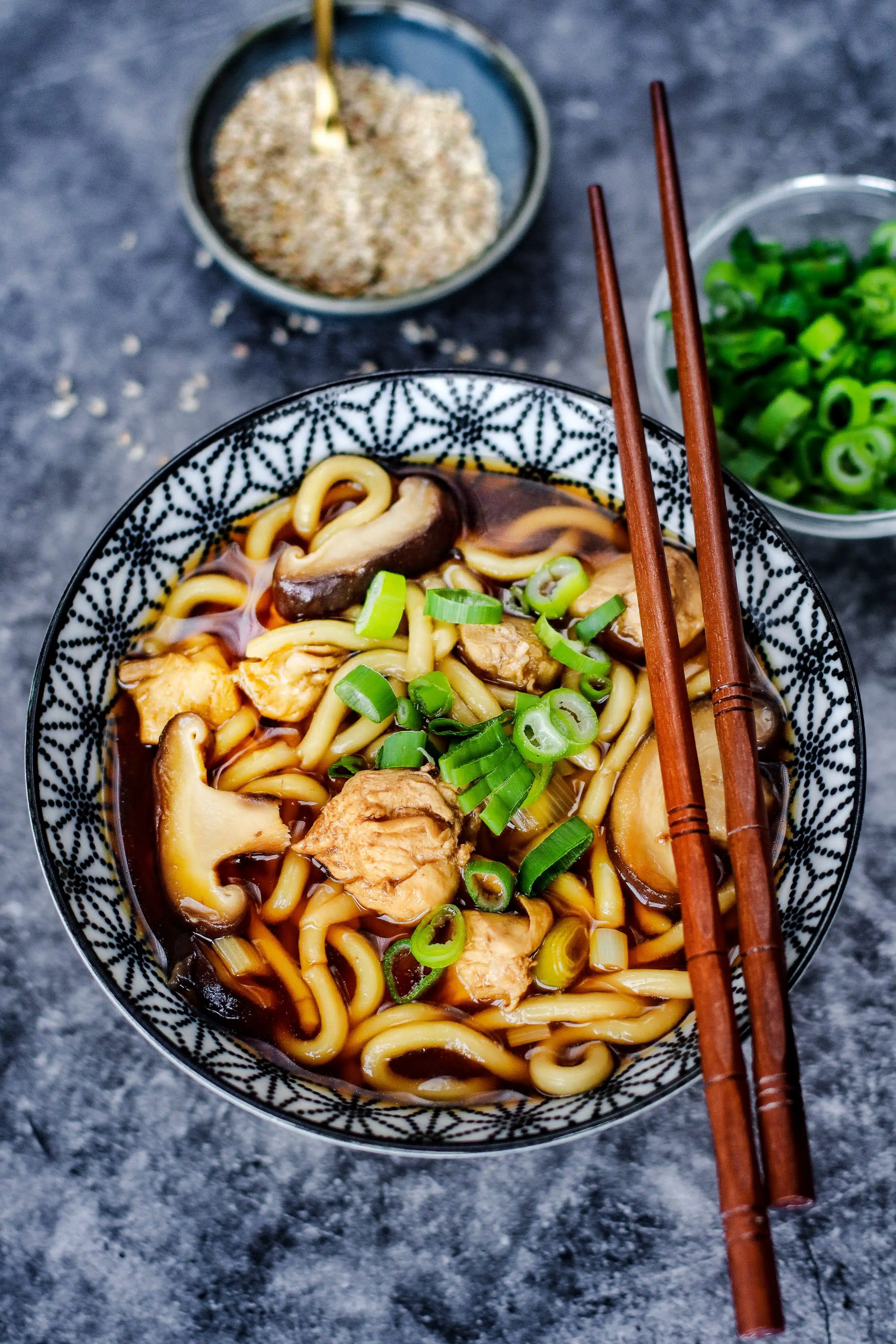 Udon-Suppe ist sehr schnell auf dem Tisch