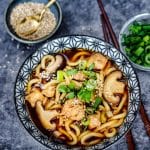 Udon-Suppe mit Shitake Pilzen und Hähnchen