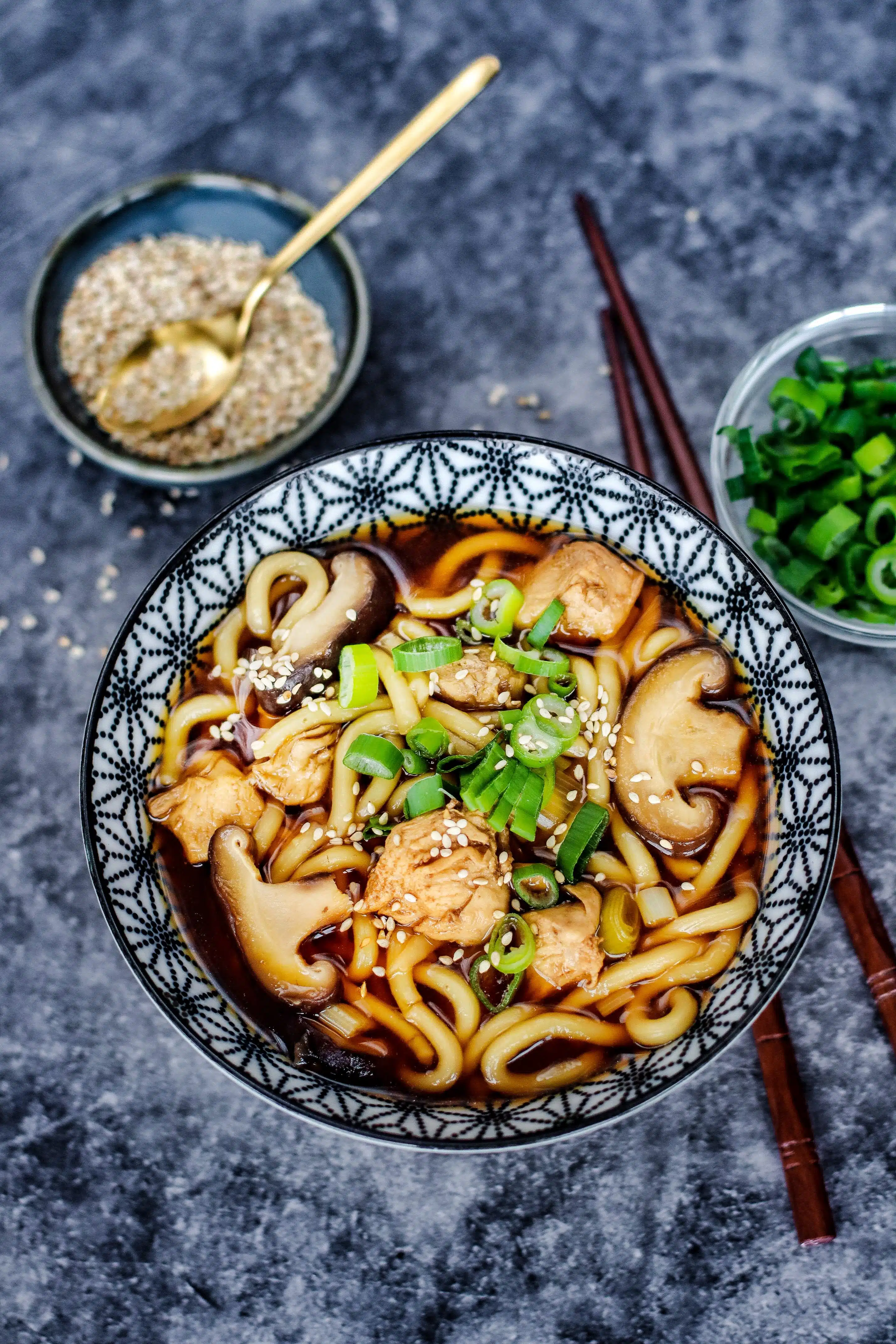 Udon-Suppe mit Shitake Pilzen und Hähnchen