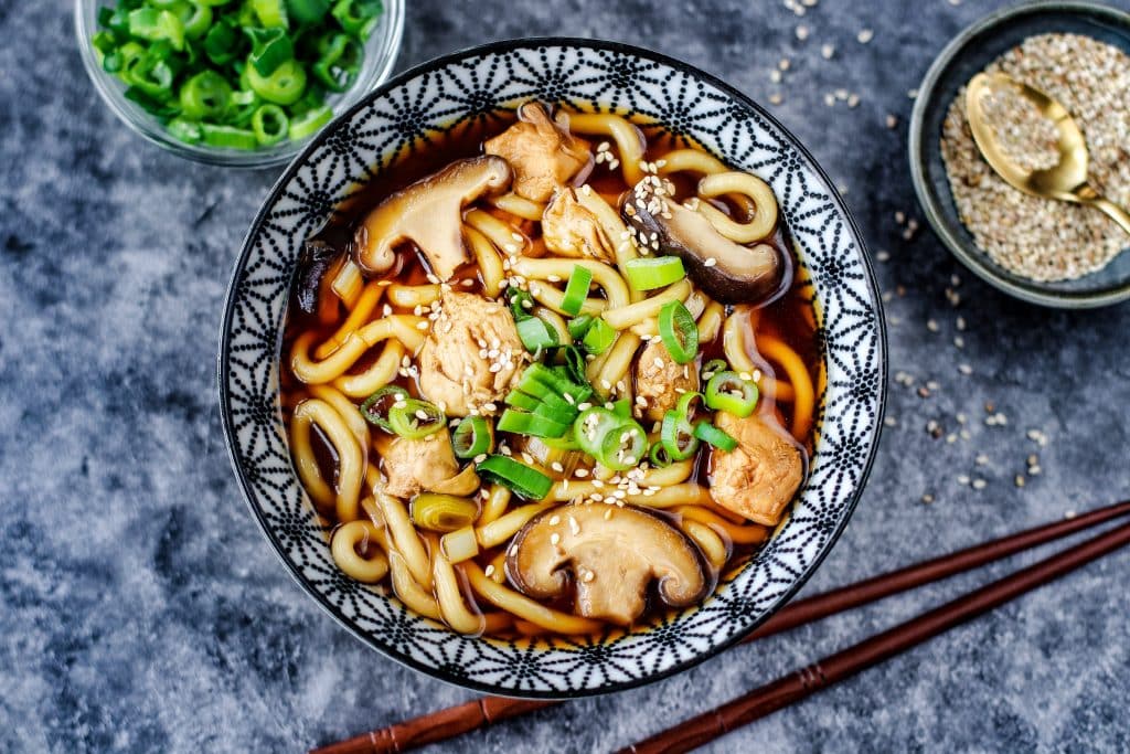 Udon-Suppe mit Pilzen und Hähnchen