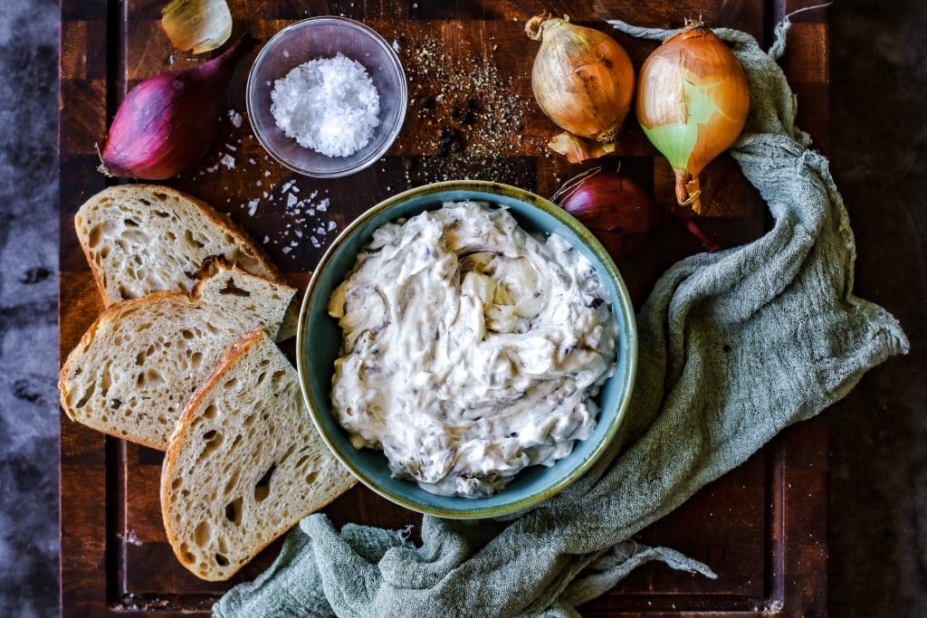 Zwiebel Dip mit Frischkäse