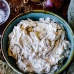 Zwiebel Dip mit Frischkäse ist schnell auf dem Tisch