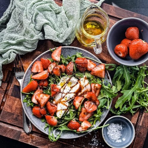 Burrata mit Erdbeeren sind im Sommer perfekt