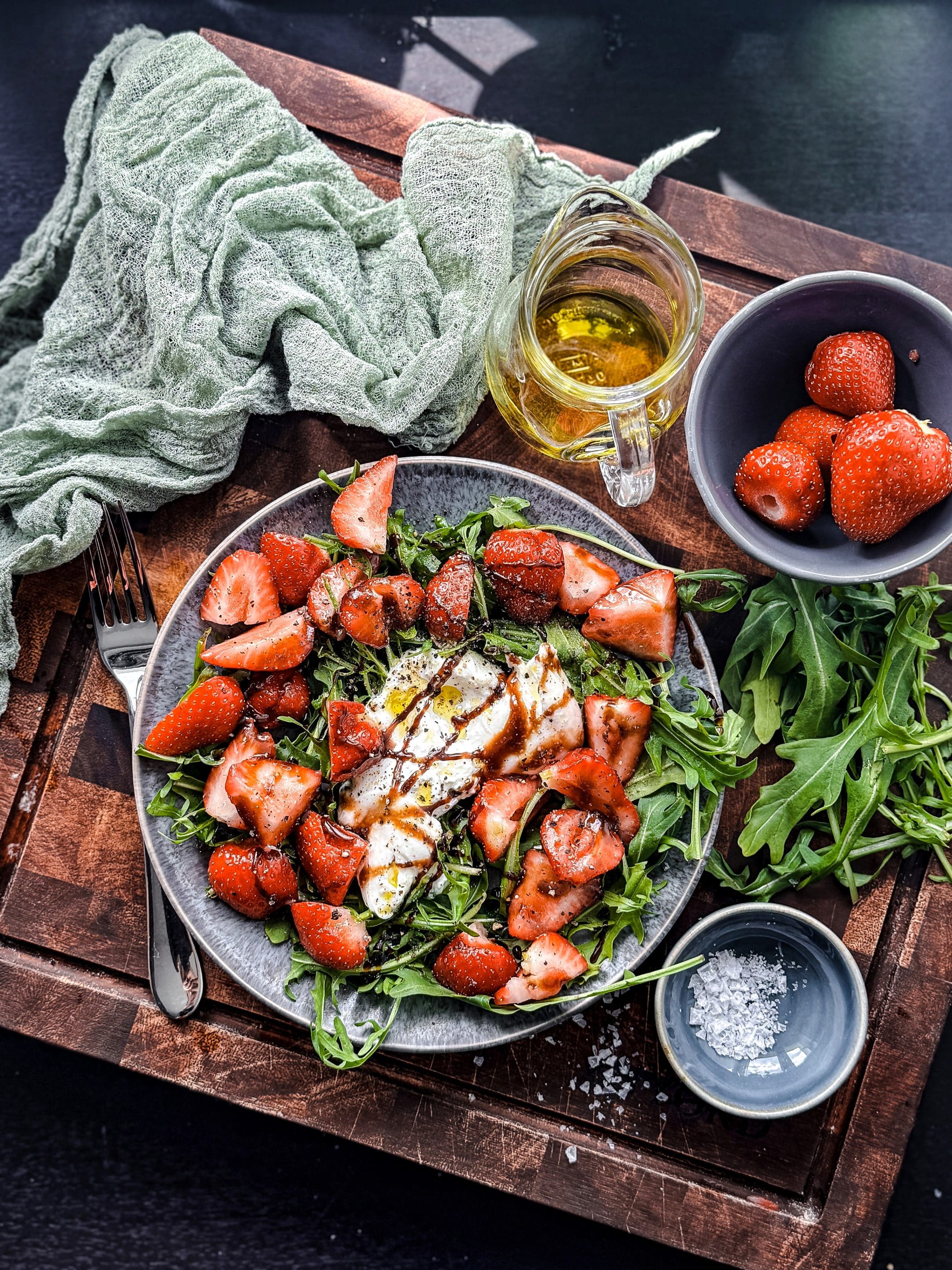 Burrata mit Erdbeeren sind im Sommer perfekt