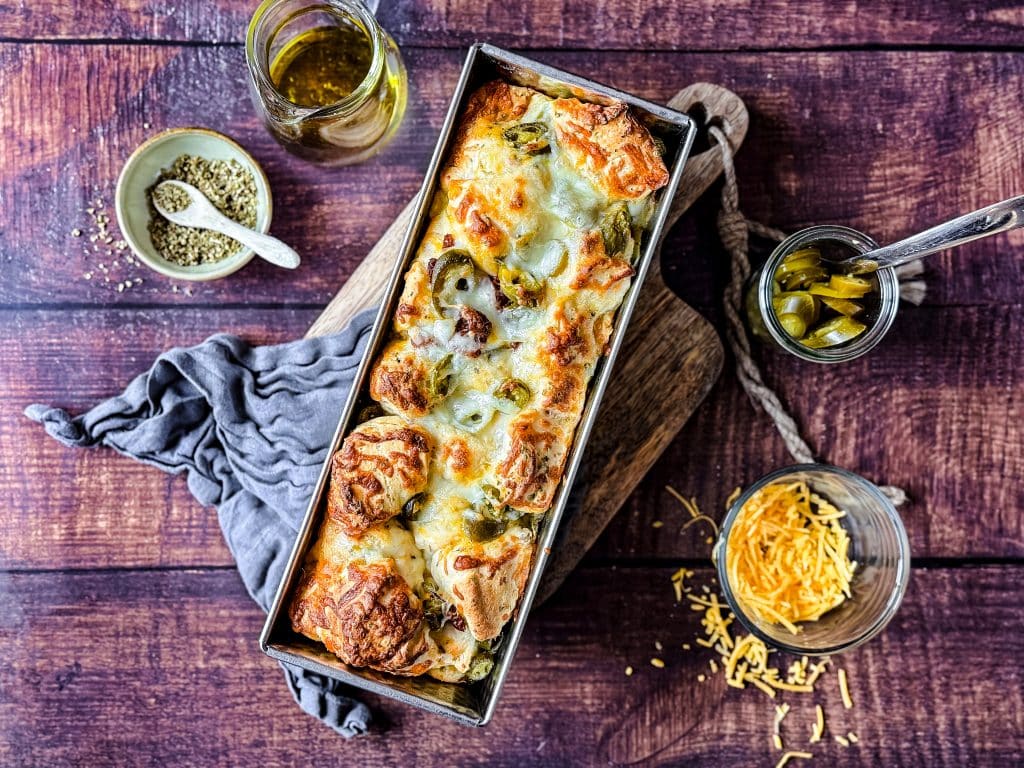 Schnelles Zupfbrot mit Jalapenõs und Cheddar