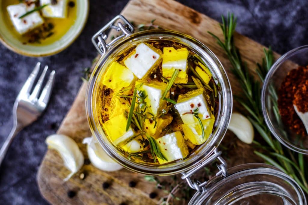 Eingelegter Feta mit Kräutern