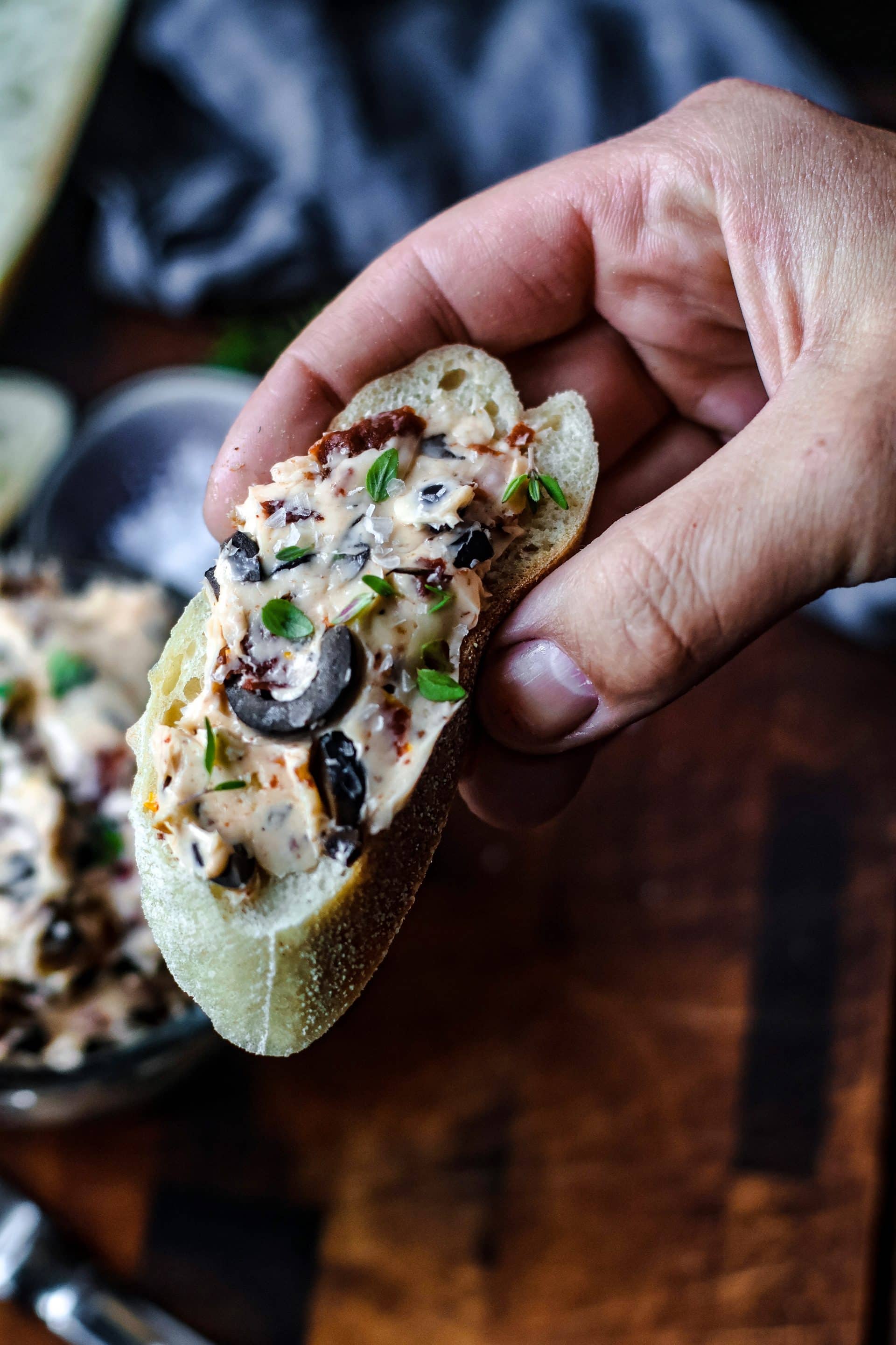 Die mediterrane Grillbutter schmeckt perfekt auf Baguette