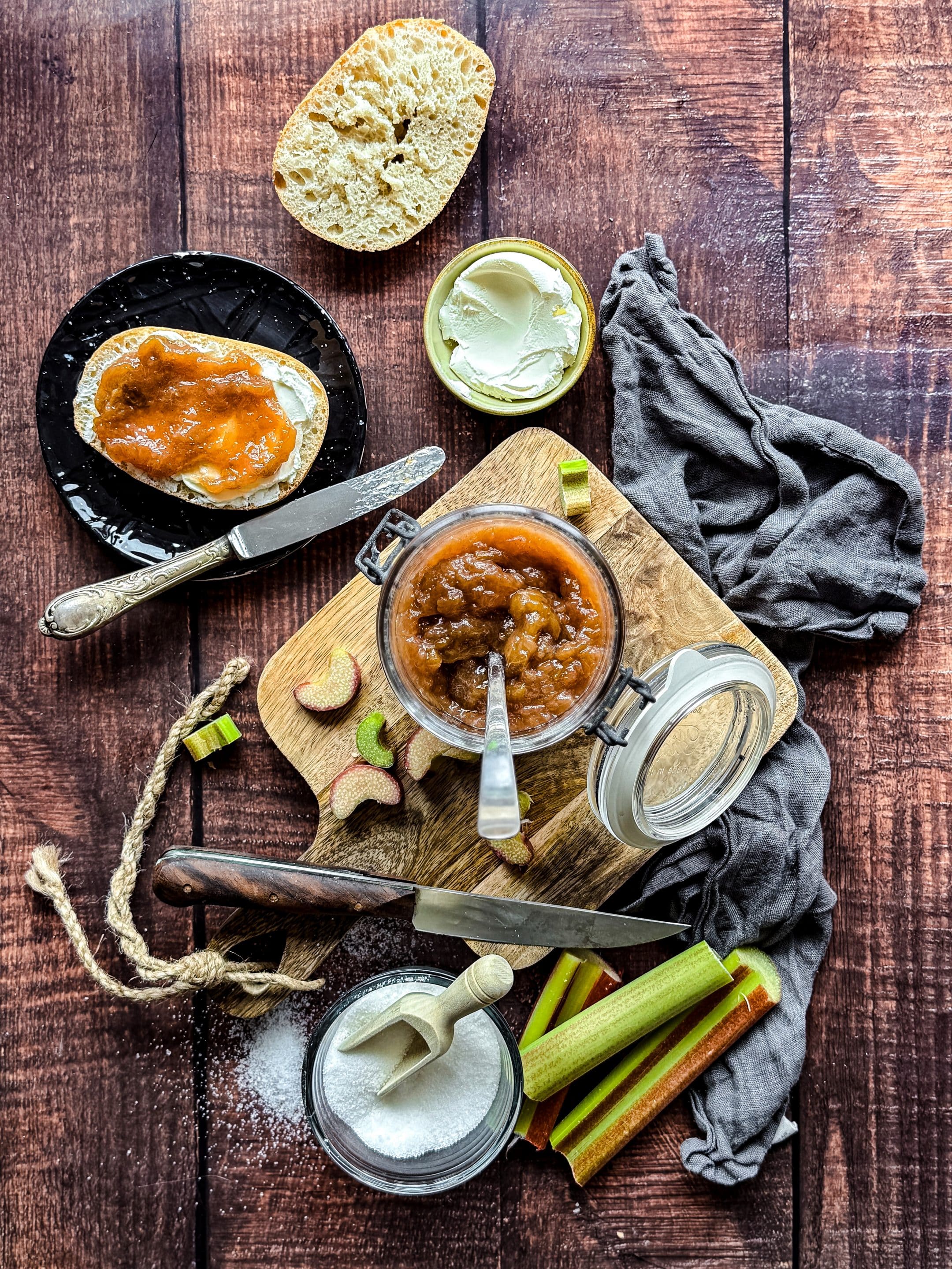 Rhabarbermarmelade schmeckt der ganzen Familie