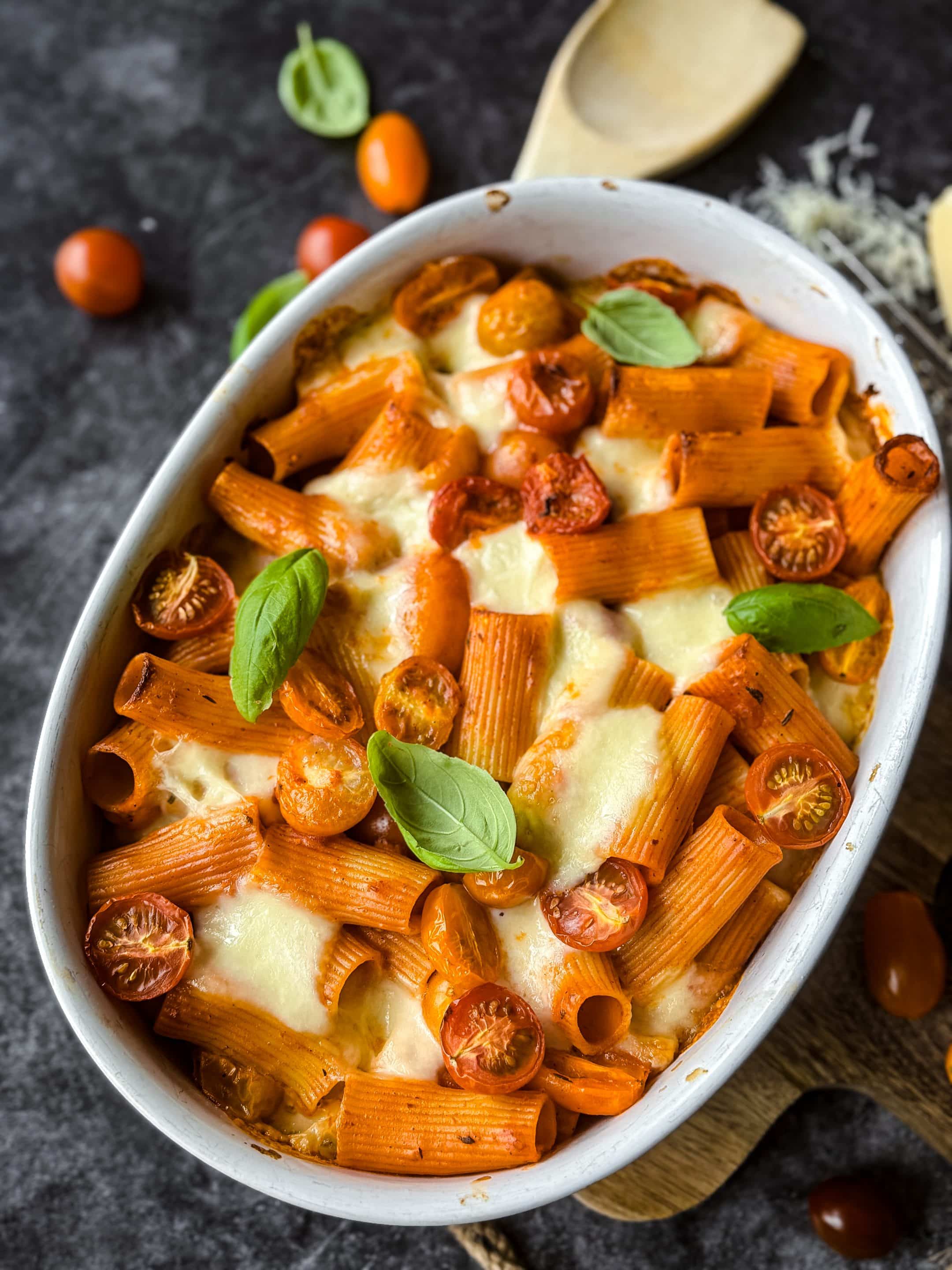 Tomaten-Mozzarella-Auflauf ist im Sommer perfekt