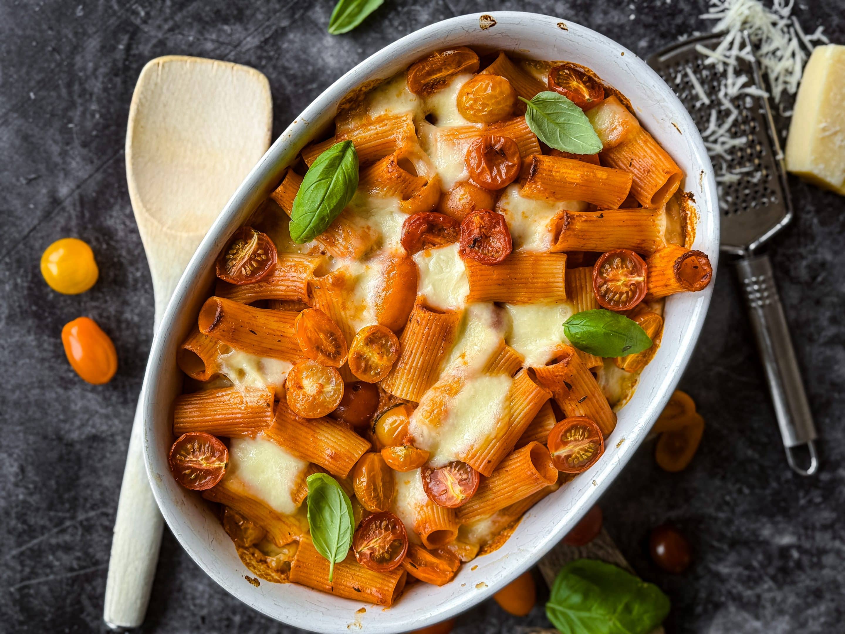 Sieht dieser Tomaten-Mozzarella-Auflauf nicht toll aus?
