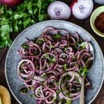 türkischer Zwiebelsalat ist im Handumdrehen auf dem Tisch