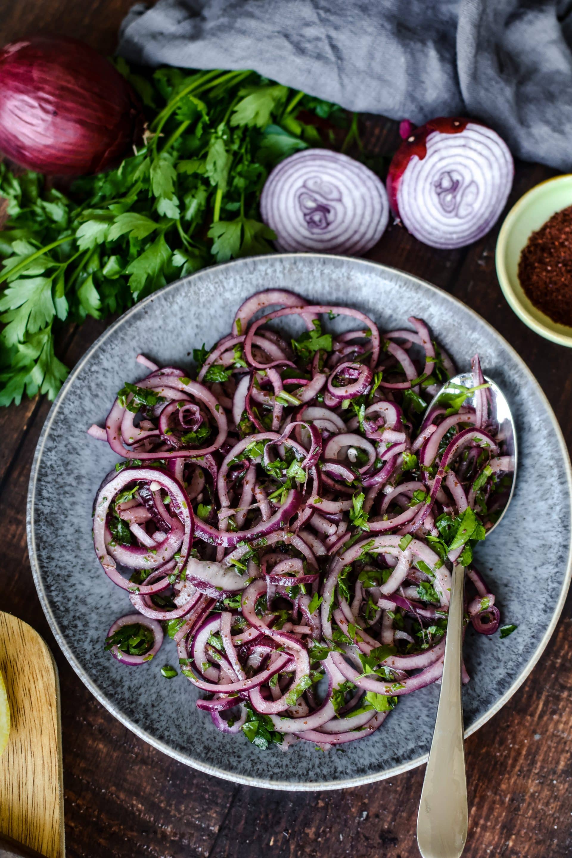türkischer Zwiebelsalat ist im Handumdrehen auf dem Tisch