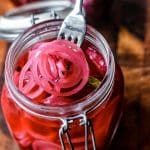Eingelegte rote Zwiebeln sind so lecker