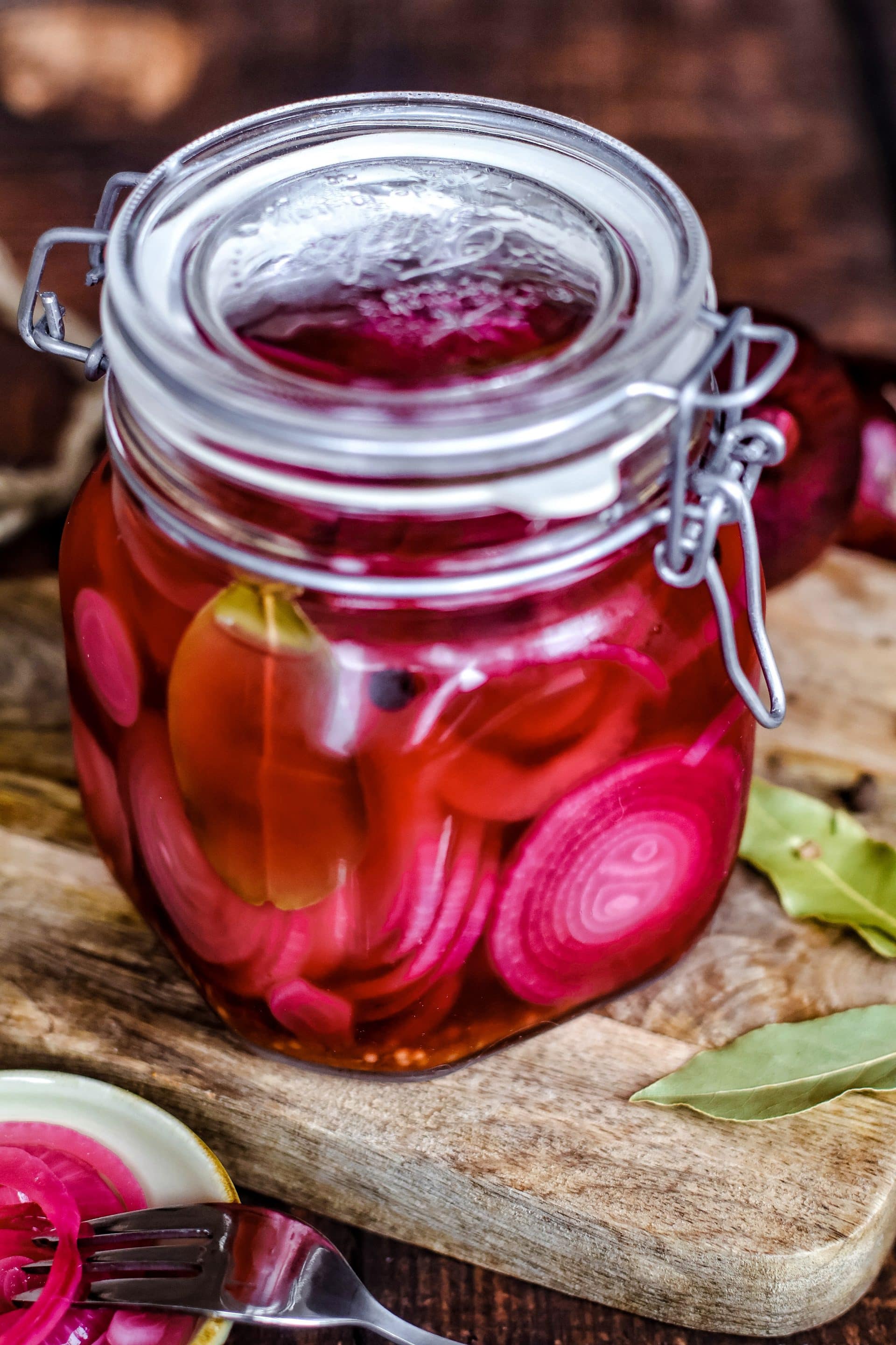 sehen diese eingelegten roten Zwiebeln nicht toll aus?