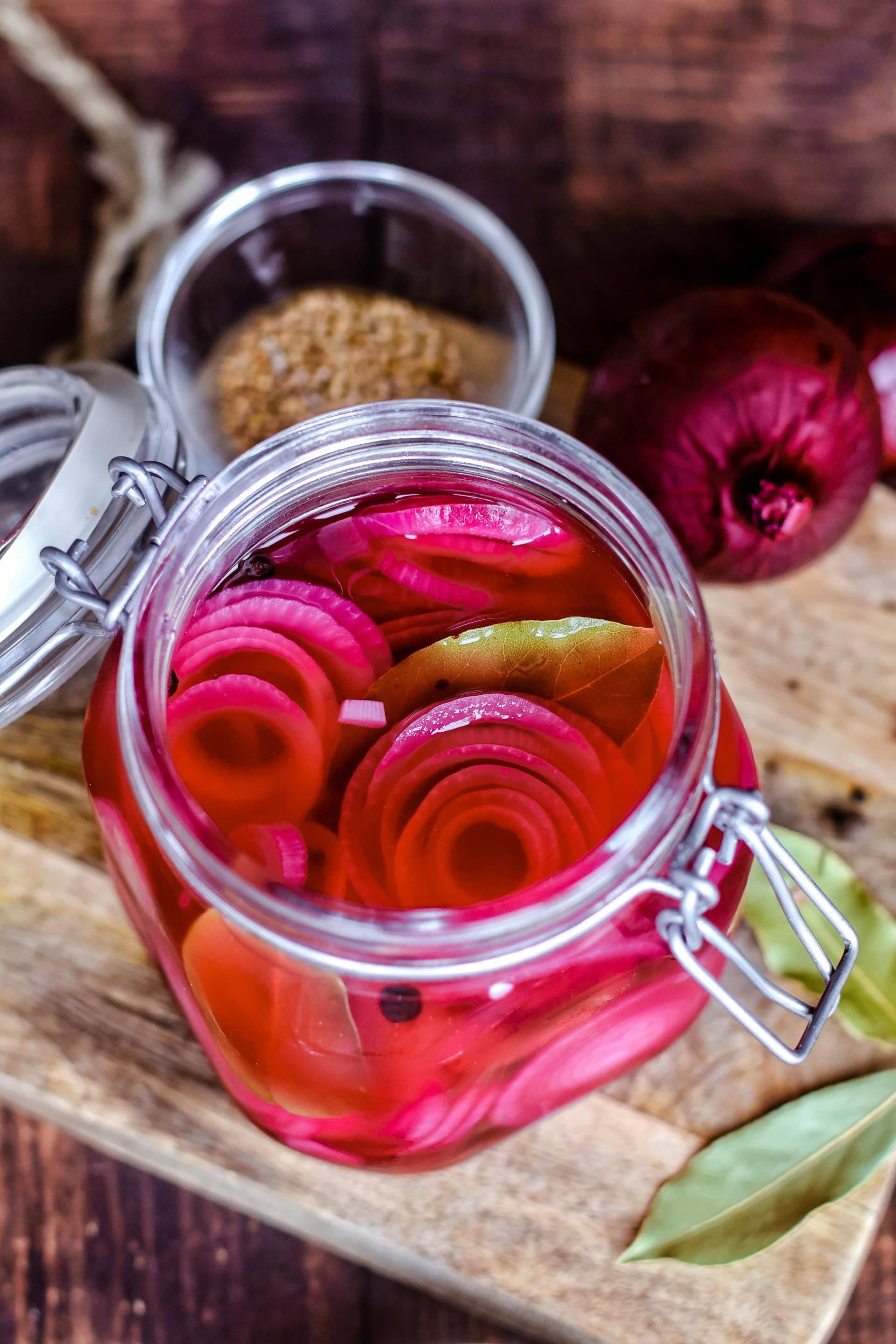 Eingelegte rote Zwiebeln sind etwa 2 Wochen haltbar
