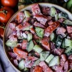 Tomatensalat mit Gurke und Schmand ist so erfrischend lecker