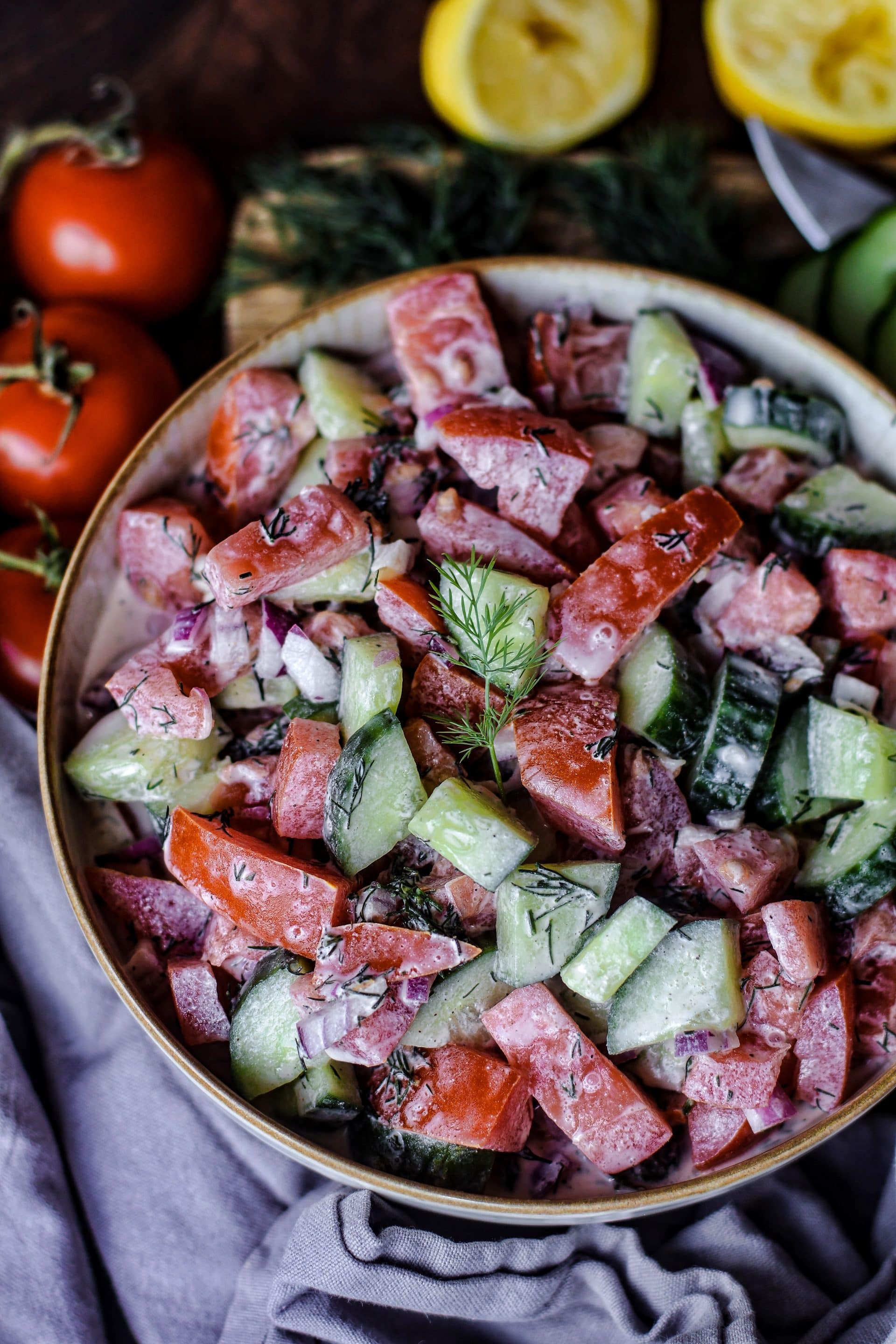 Tomatensalat mit Gurke und Schmand Tomatensalat mit Gurke und Schmand