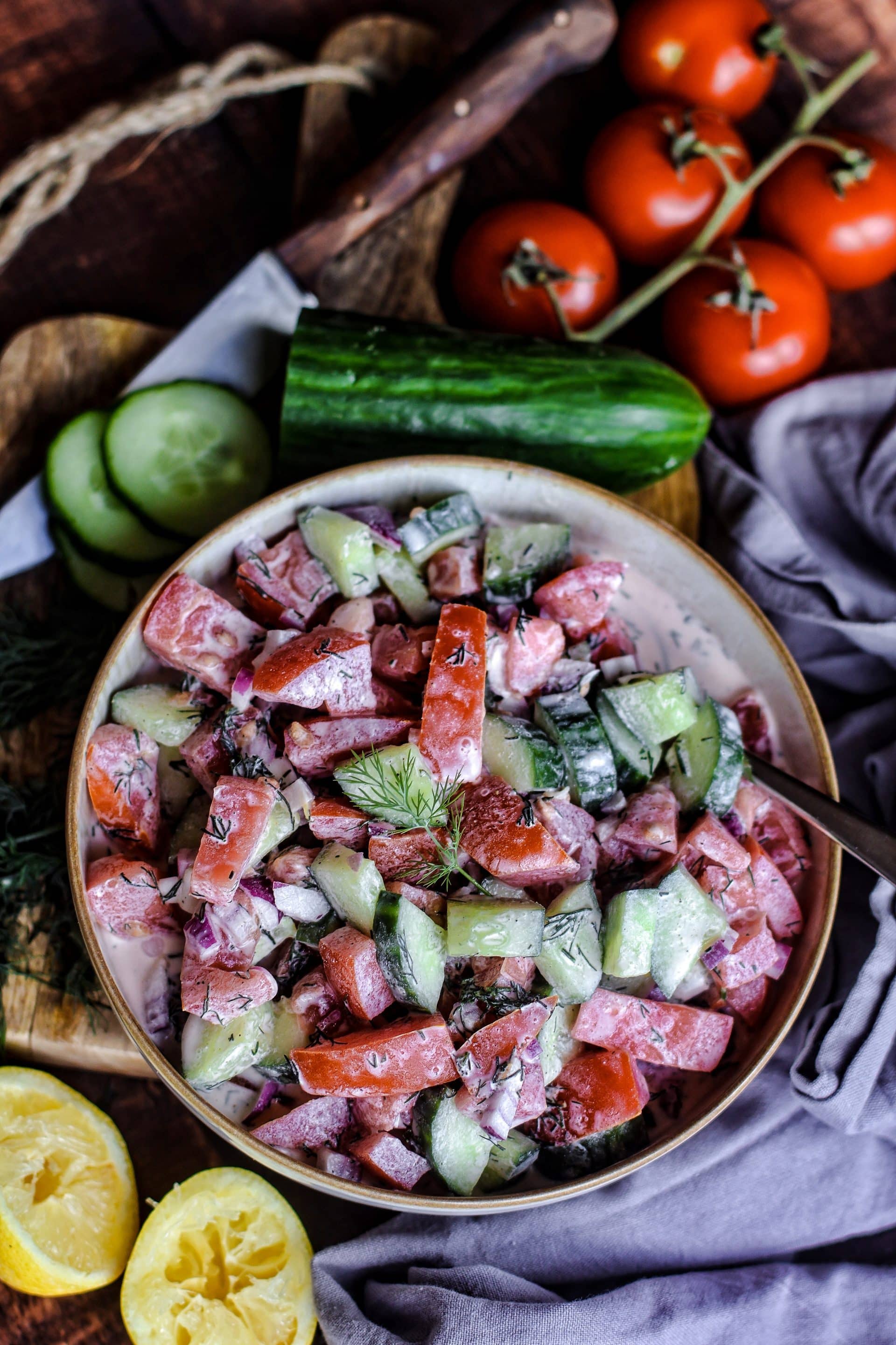 Tomatensalat mit Gurke und Schmand passt perfekt als Grillbeilage