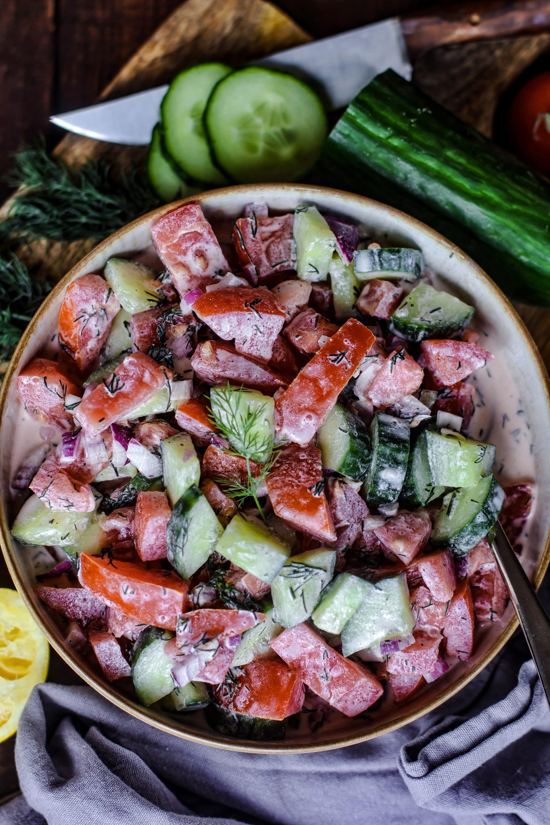 Tomatensalat mit Gurke und Schmand schmeckt der ganzen Familie