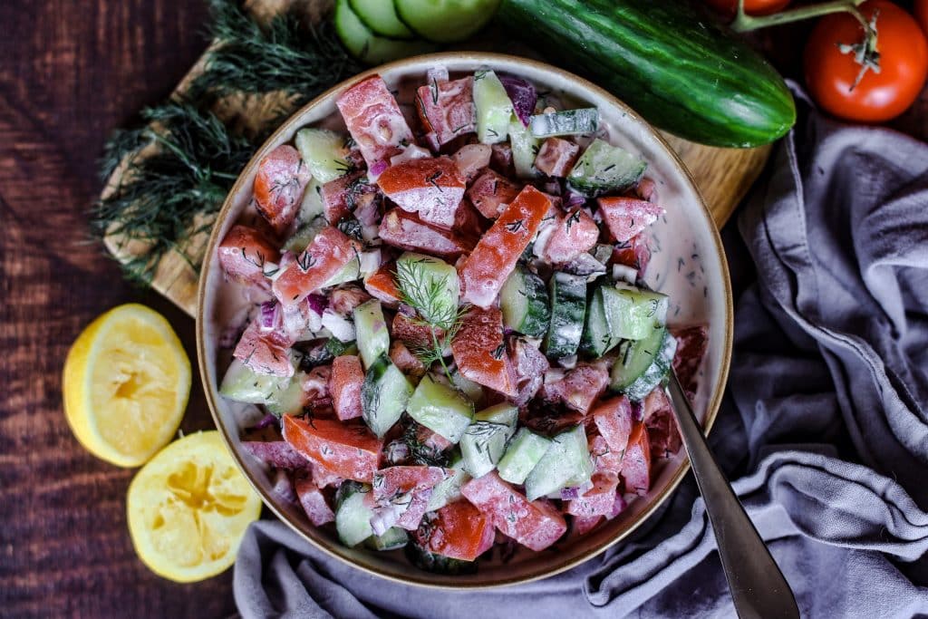 Tomatensalat mit Gurke und Schmand
