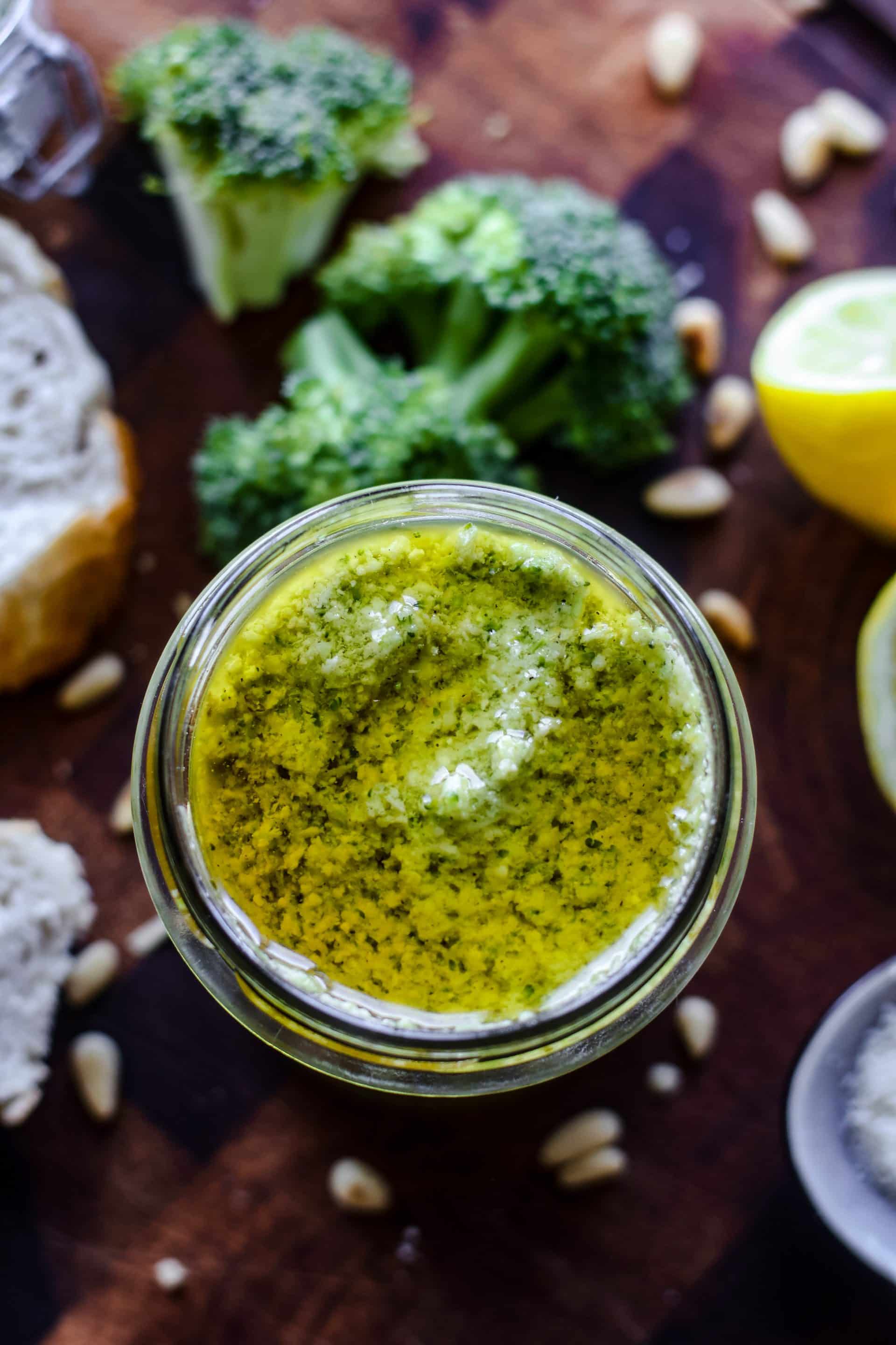 Für die längere Haltbarkeit bitte das Brokkoli Pesto mit Olivenöl bedecken