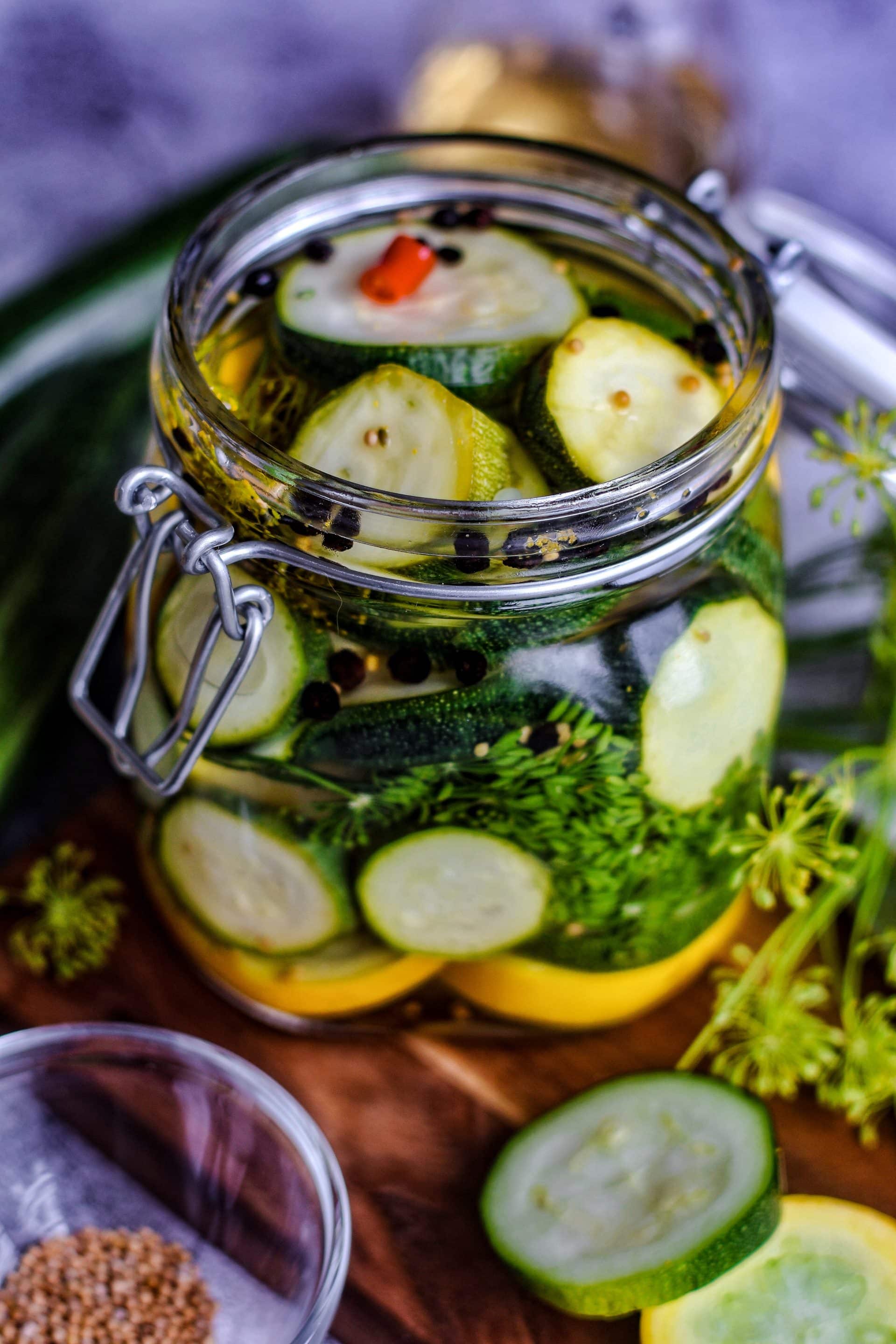 Eingelegte Zucchini schmecken mindestens genauso lecker wie eingelegte Gurken