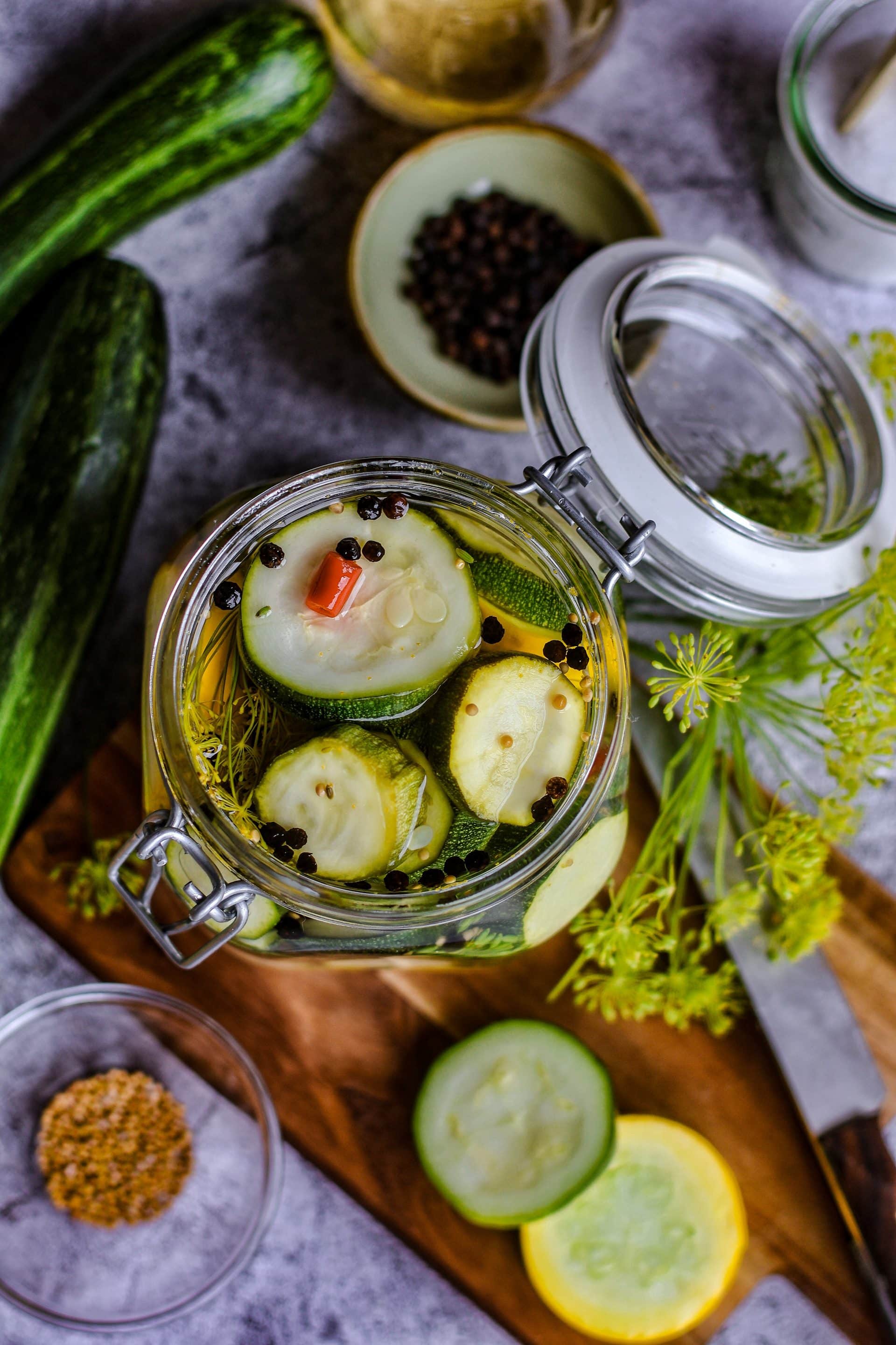 Eingelegte Zucchini sind superschnell gemacht