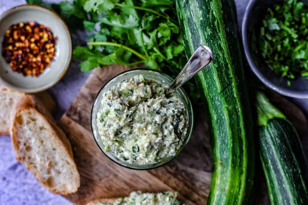 Zucchini Feta Dip mit Koriander