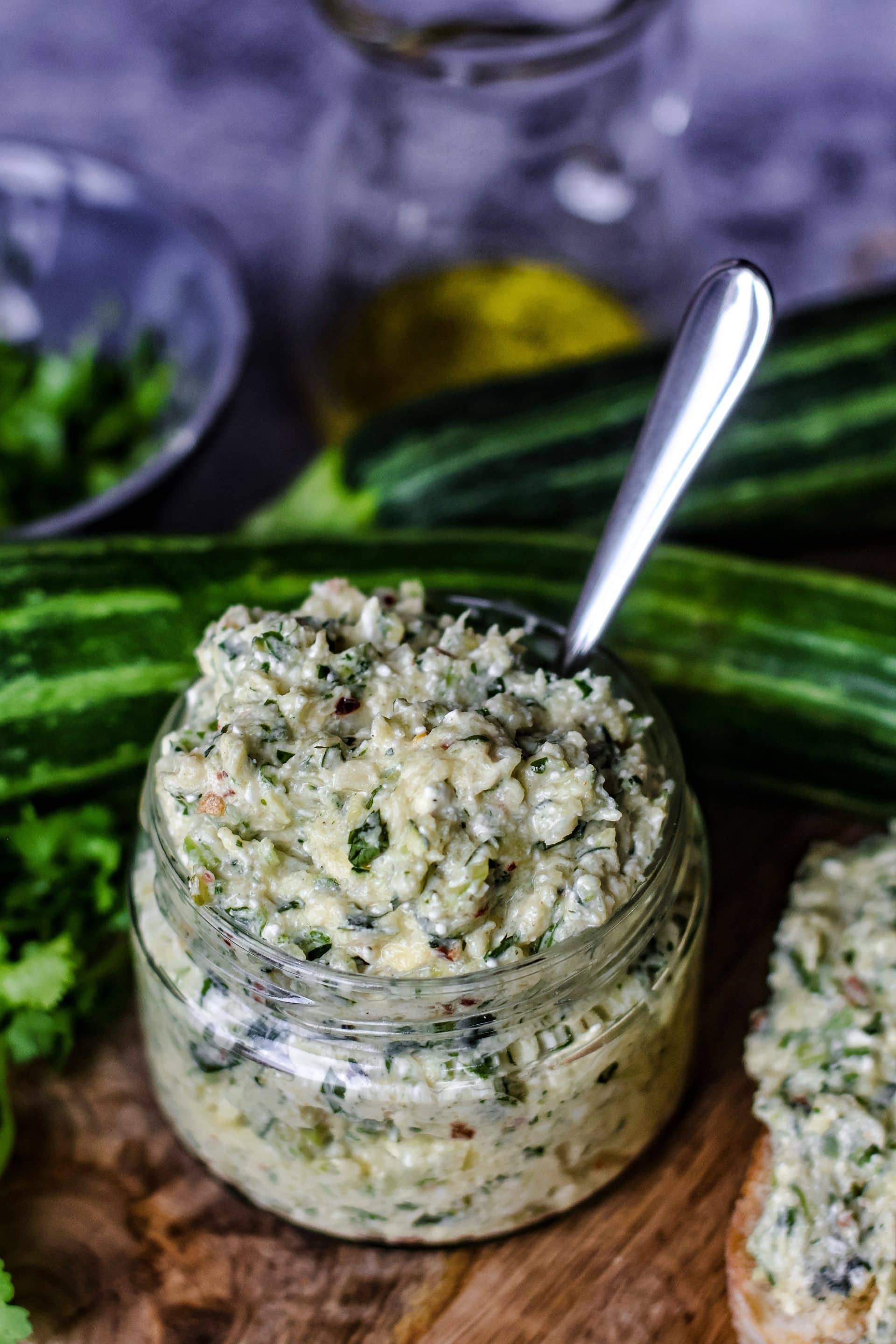 Zucchini Feta dip mit Koriander ist schnell gemacht