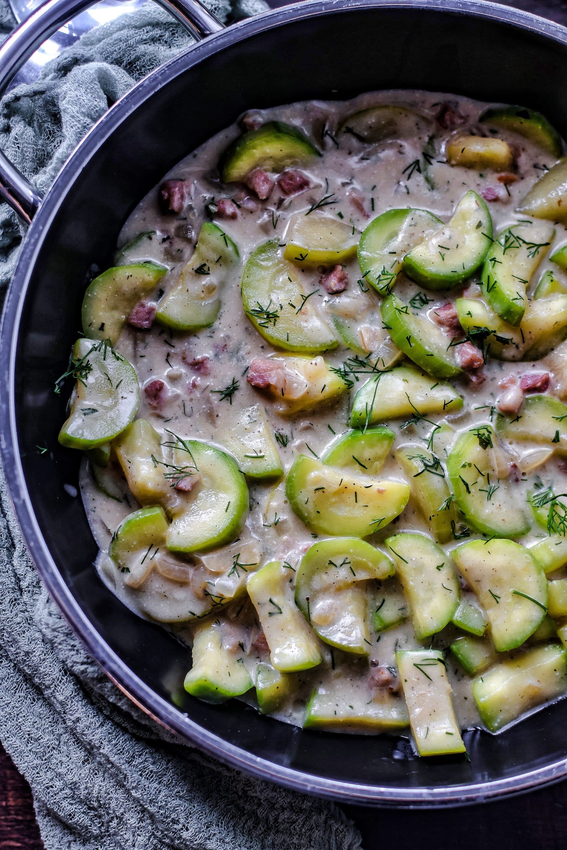 geschmorte Zucchini sind im Handumdrehen auf dem Tisch