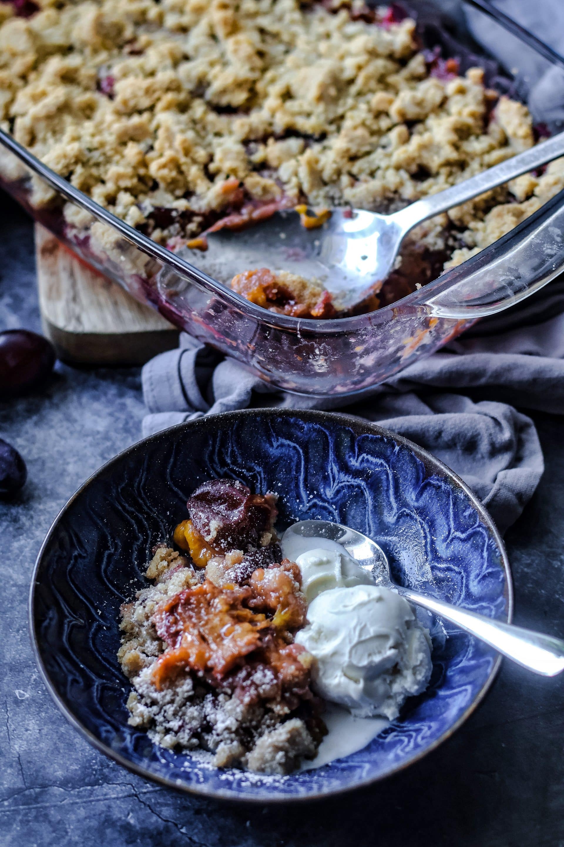 Zwetschgen Crumble schmeckt sehr gut mit Eis