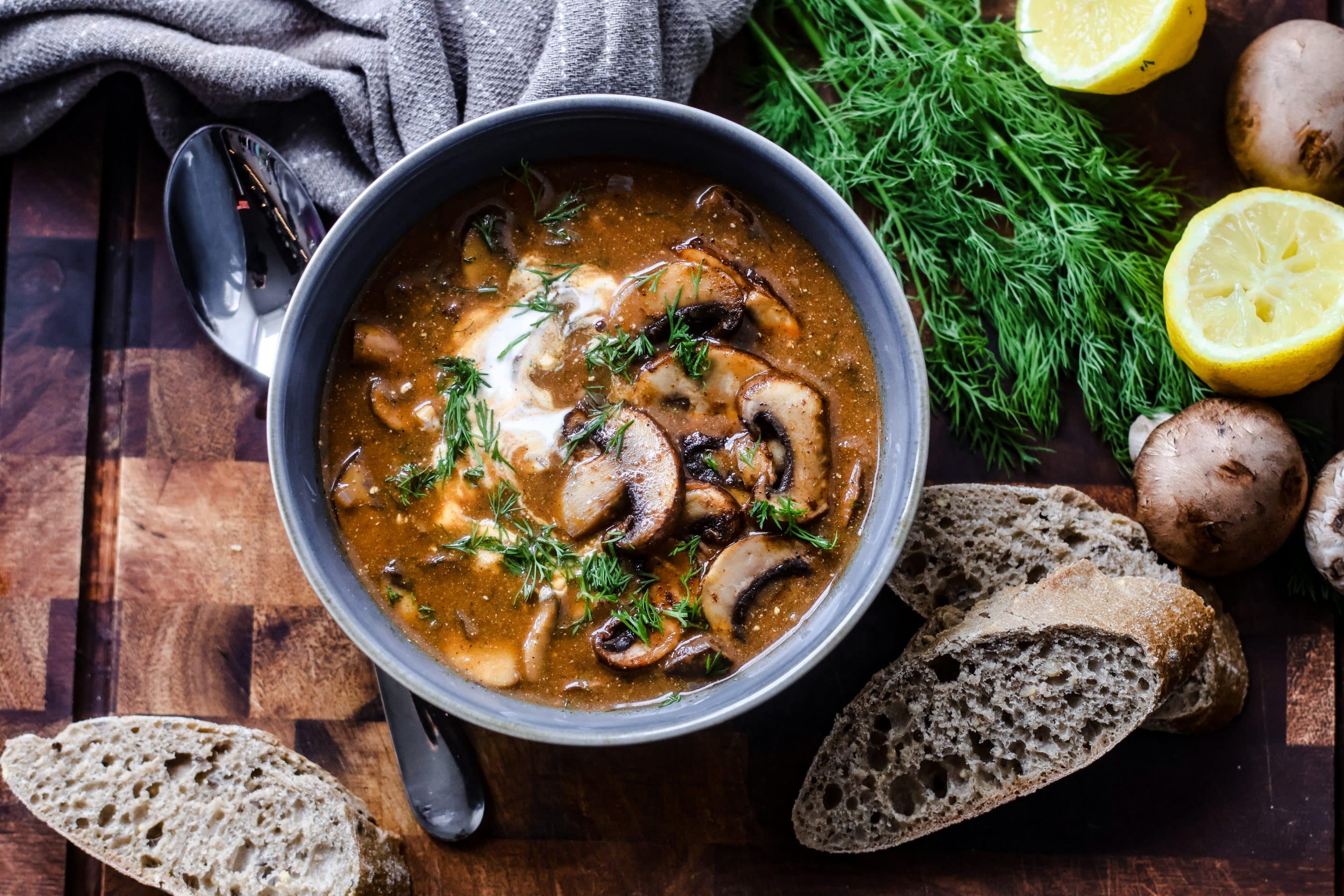 ungarische Pilzsuppe ist perfekt im Herbst