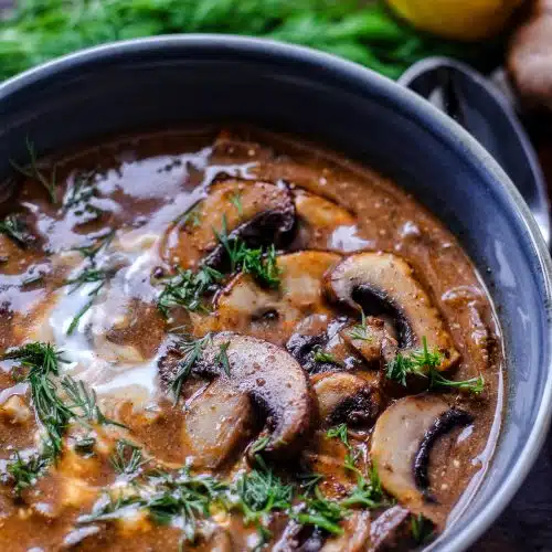 sieht diese ungarische Pilzsuppe nicht phantastisch aus?