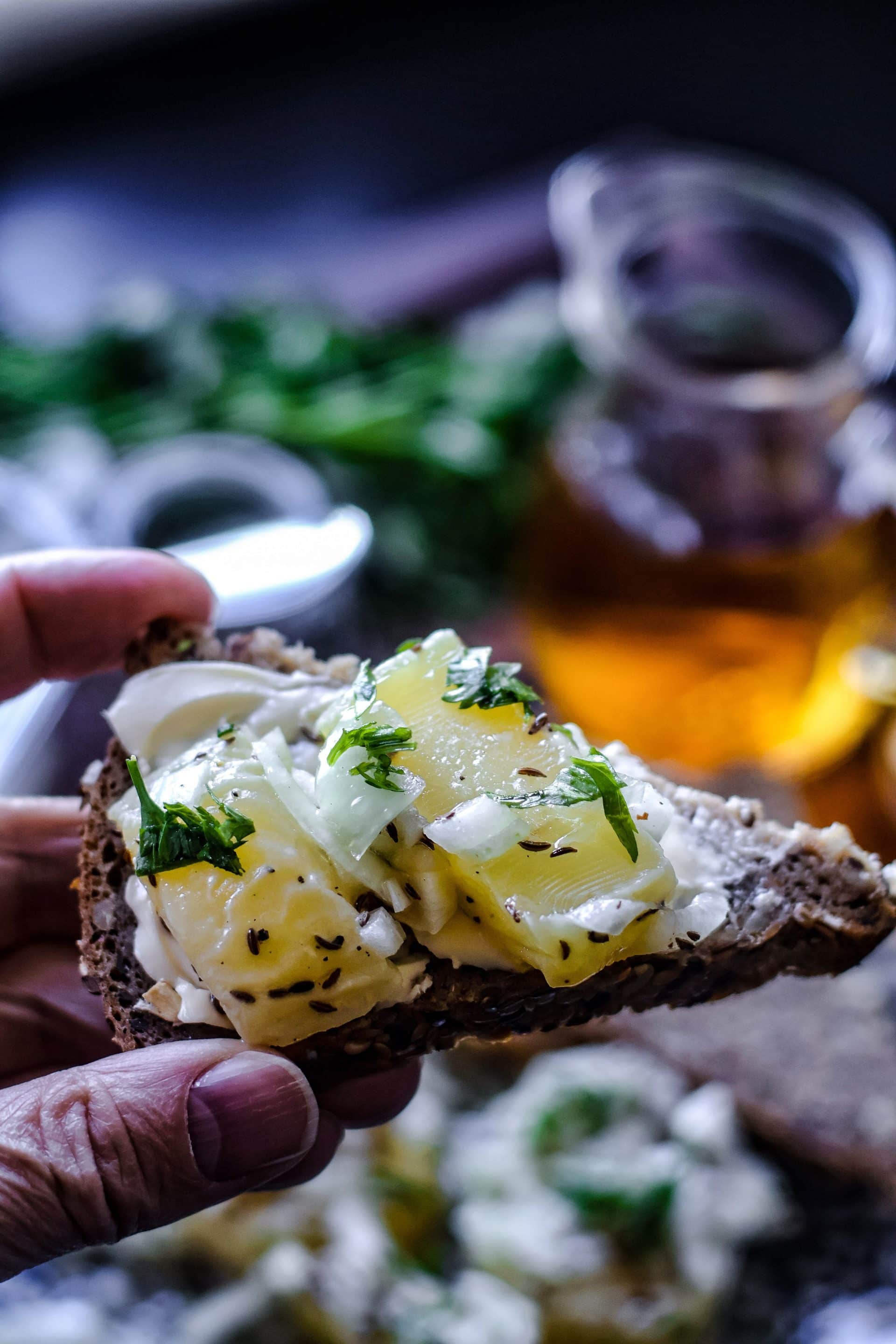 Handkäs mit Musik schmeckt mit Vollkornbrot und Butter