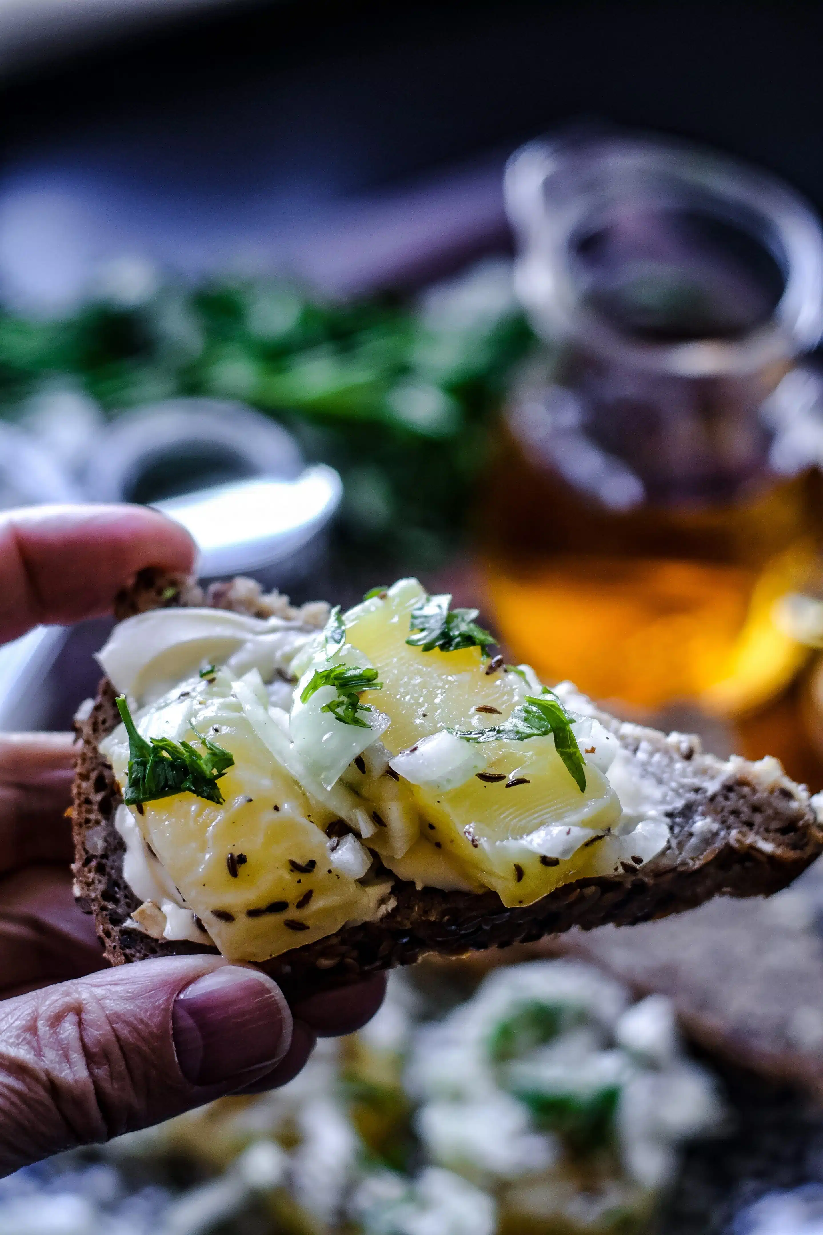 Handkäs mit Musik schmeckt mit Vollkornbrot und Butter