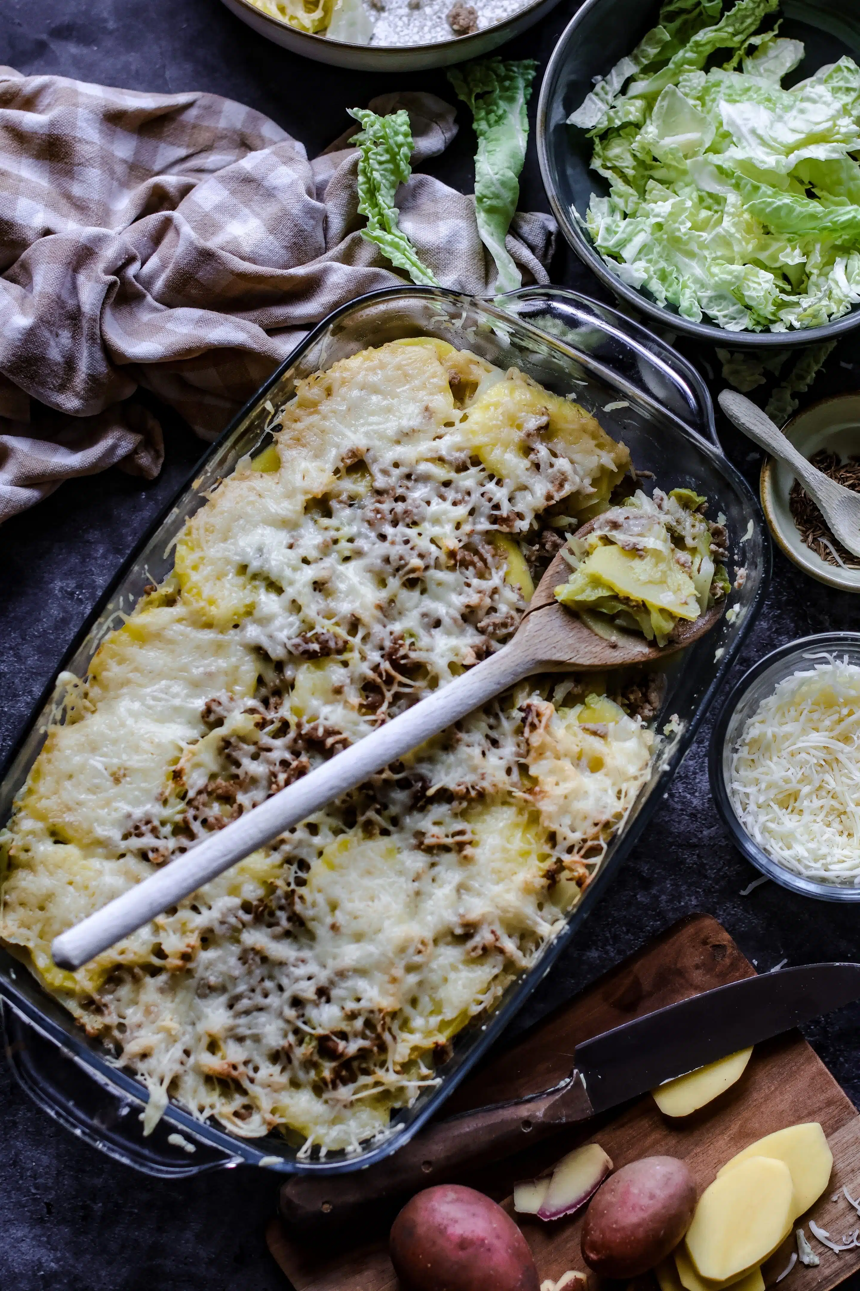 Wirsingkohl Auflauf ist mit Kartoffeln und Hackfleisch