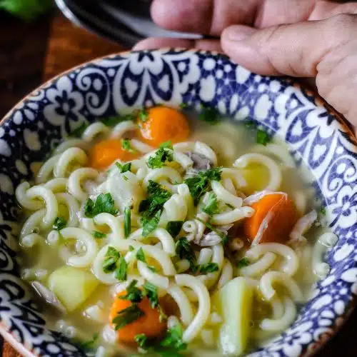 Hühnersuppe mit Nudeln so wie Omas sie gekocht hat.