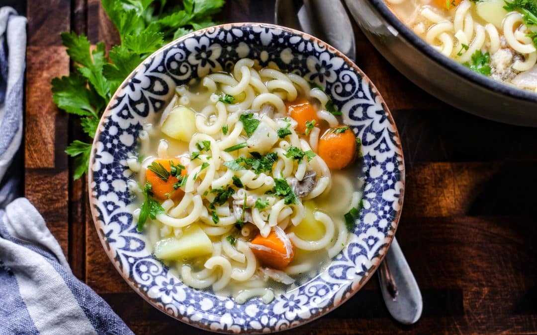 Hühnersuppe mit Nudeln – so lecker wie bei Oma