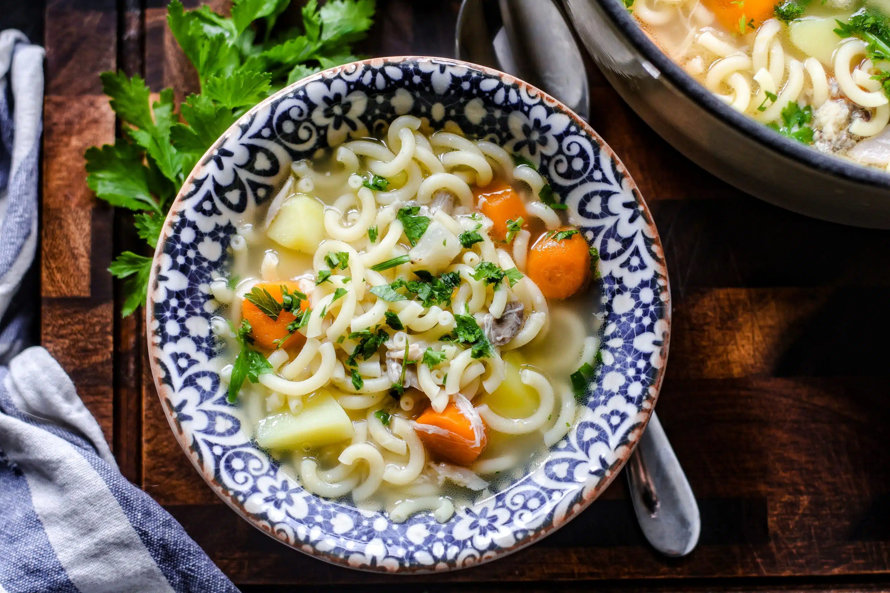 Omas Hühnersuppe mit Nudeln schmeckt am besten