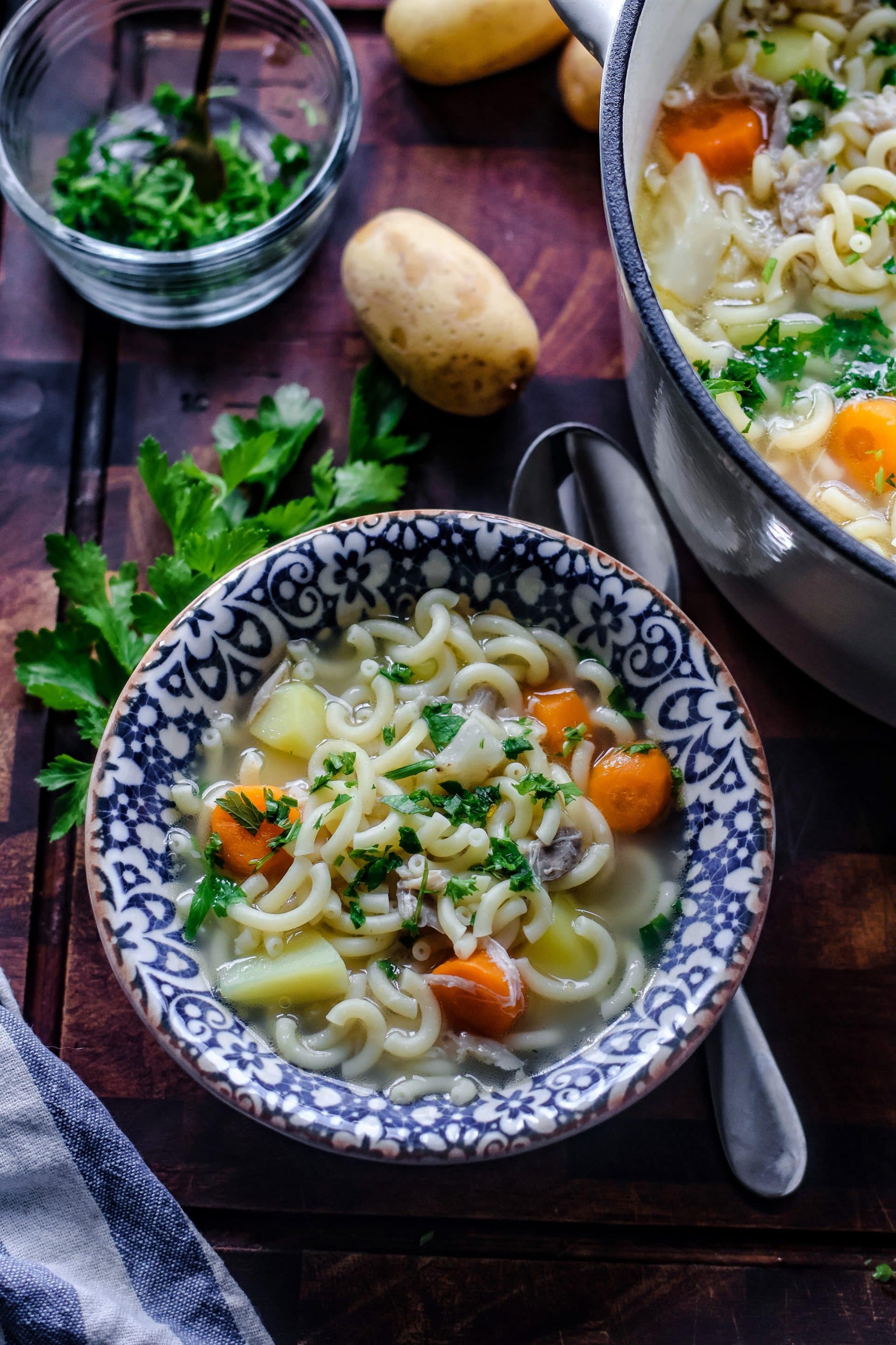 Omas Hühnersuppe mit Nudeln schmeckt Groß und Klein