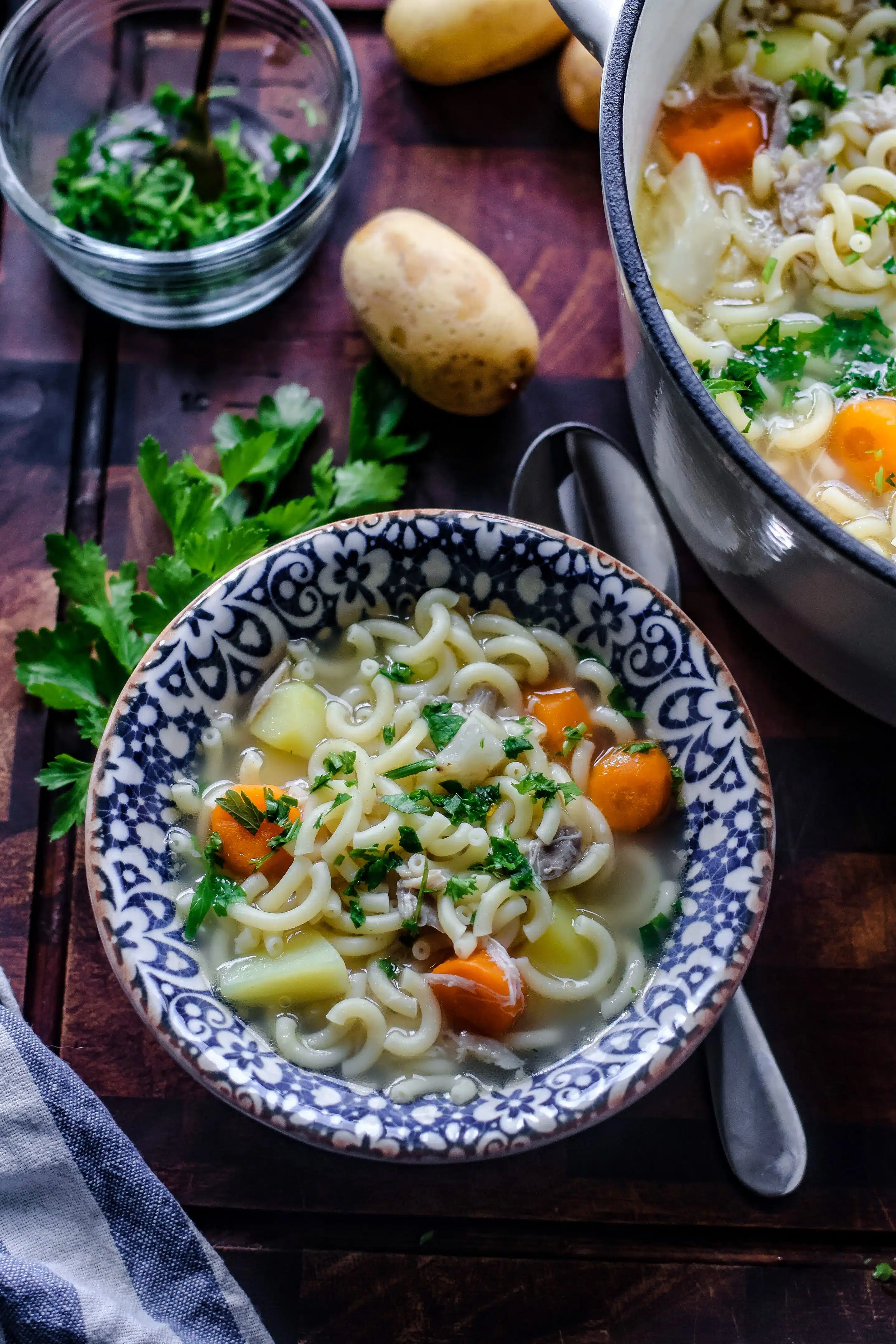 Omas Hühnersuppe mit Nudeln schmeckt Groß und Klein