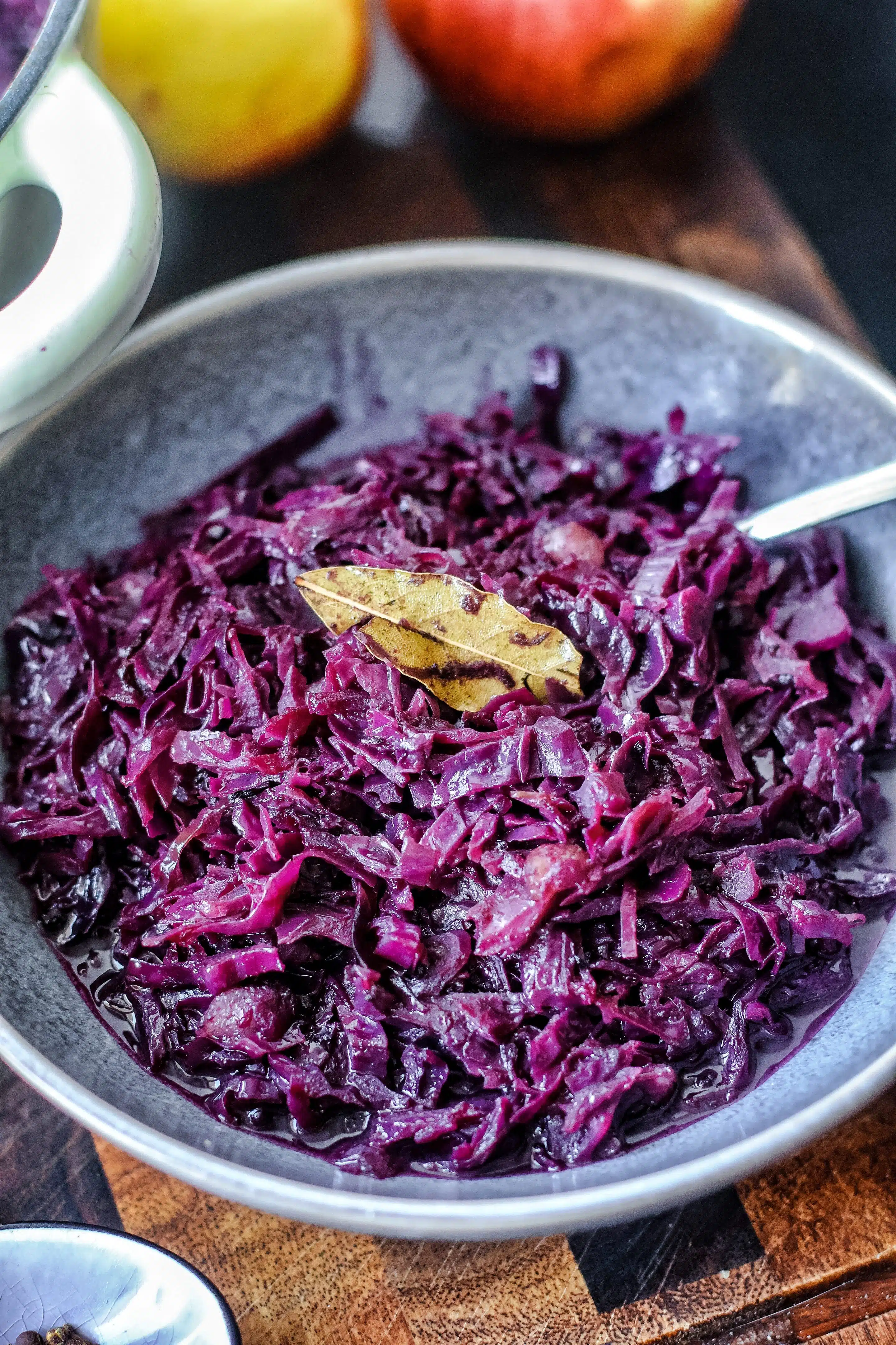 Rotkohl aus dem Ofen Lorbeerblätter vorm Servieren des Rotkohls aus dem Ofen entfernen