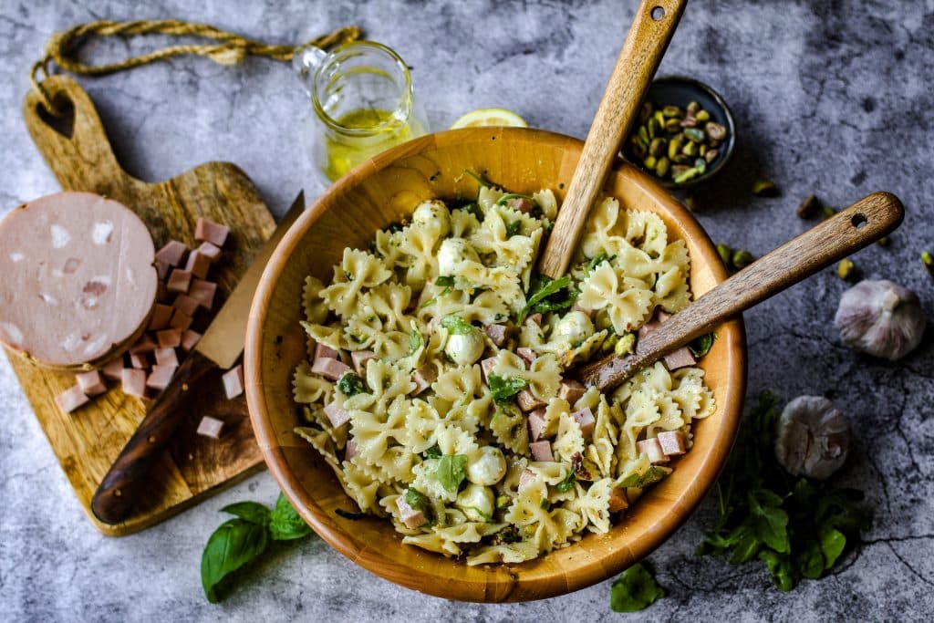 Nudelsalat mit Mortadella und Pistaziendressing