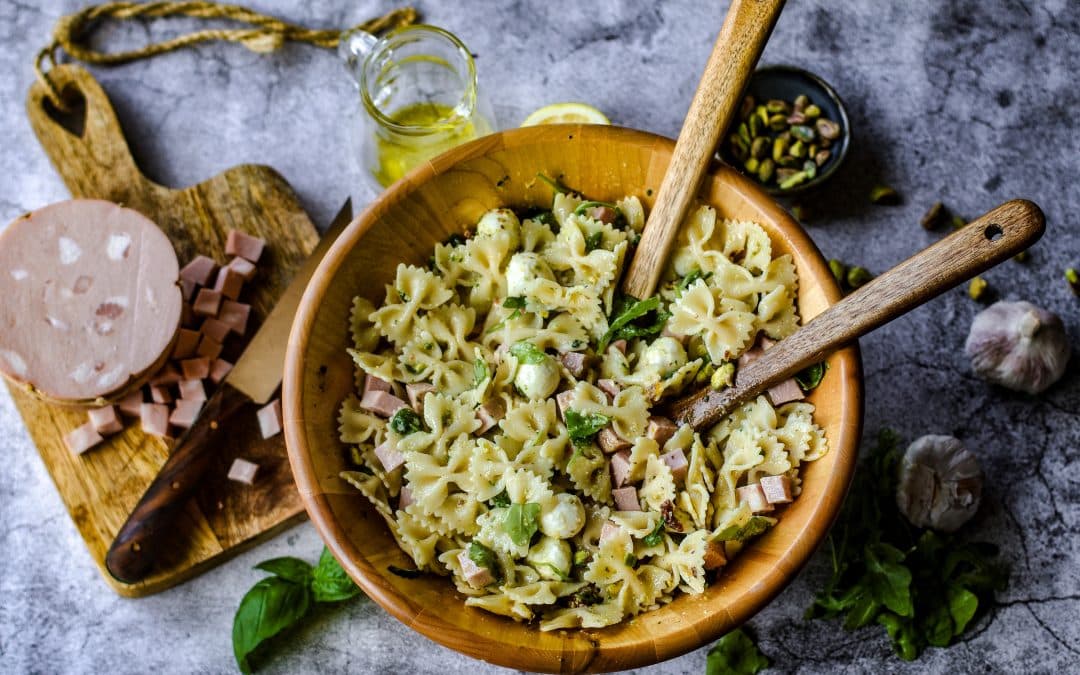 Nudelsalat mit Mortadella und Pistaziendressing