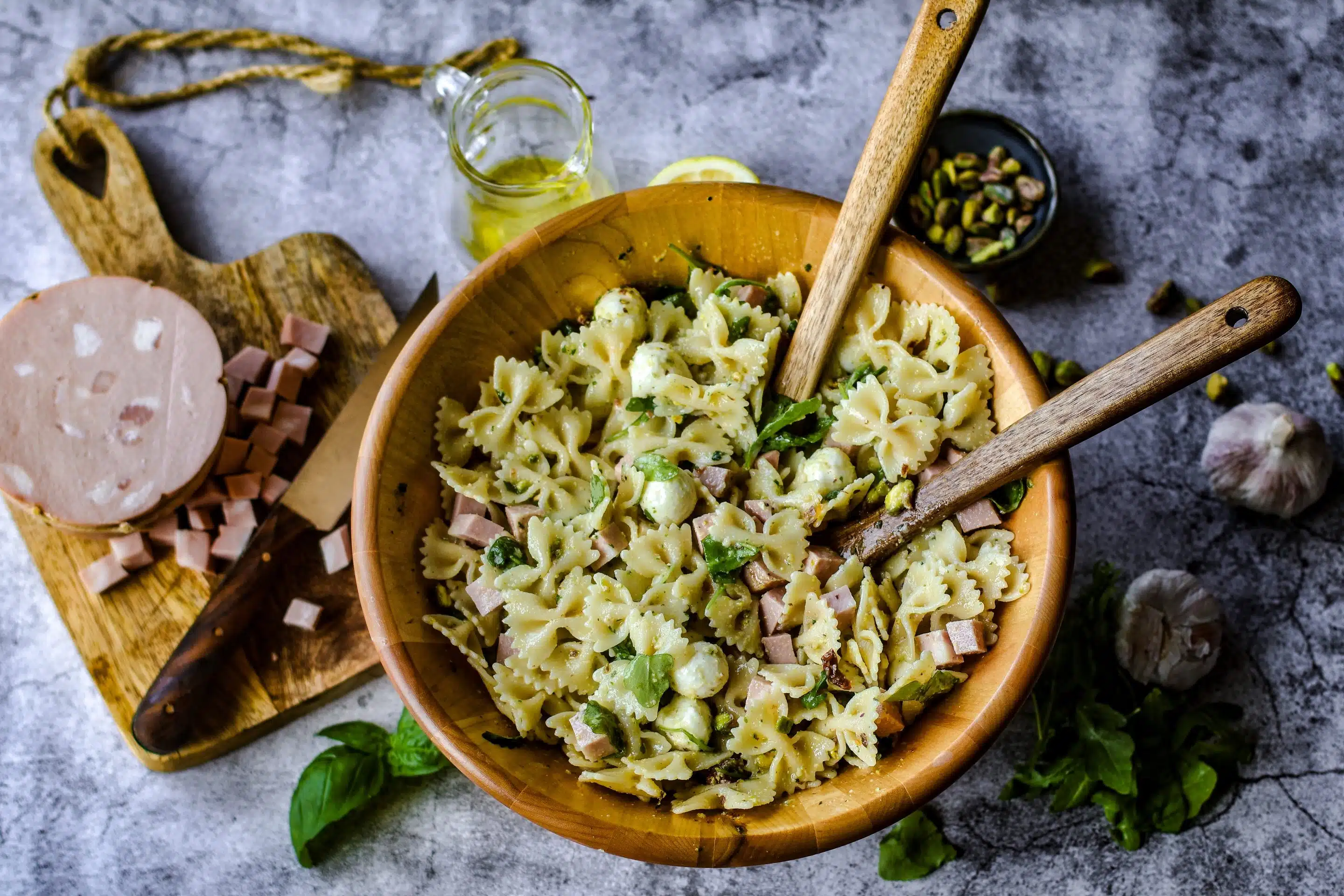 Nudelsalat mit Mortadella und Pistaziendressing Nudelsalat mit Mortadella und Pistaziendressing ist schmeckt superlecker
