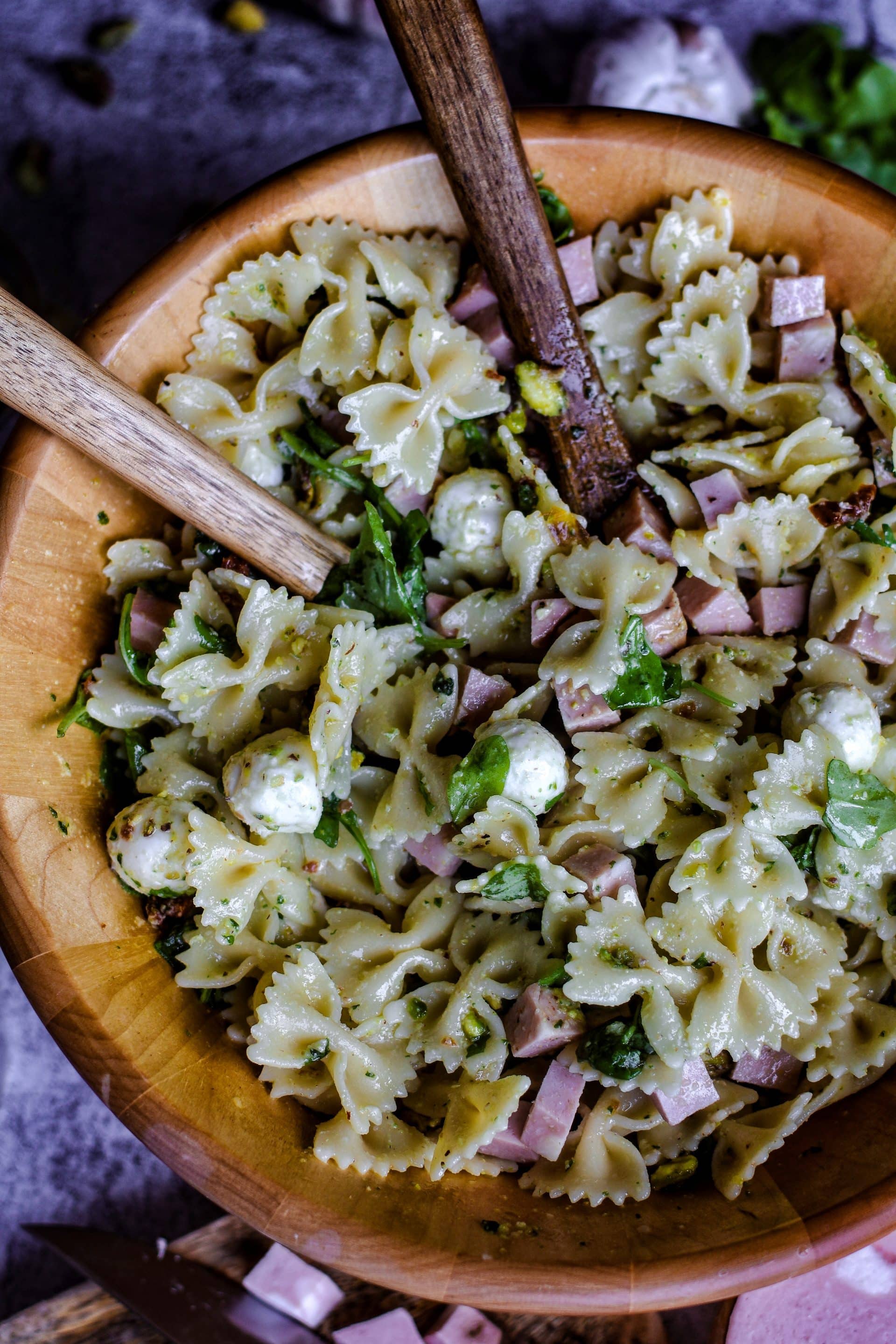 Nudelsalat mit Mortadella und Pistaziendressing ist was ganz feines